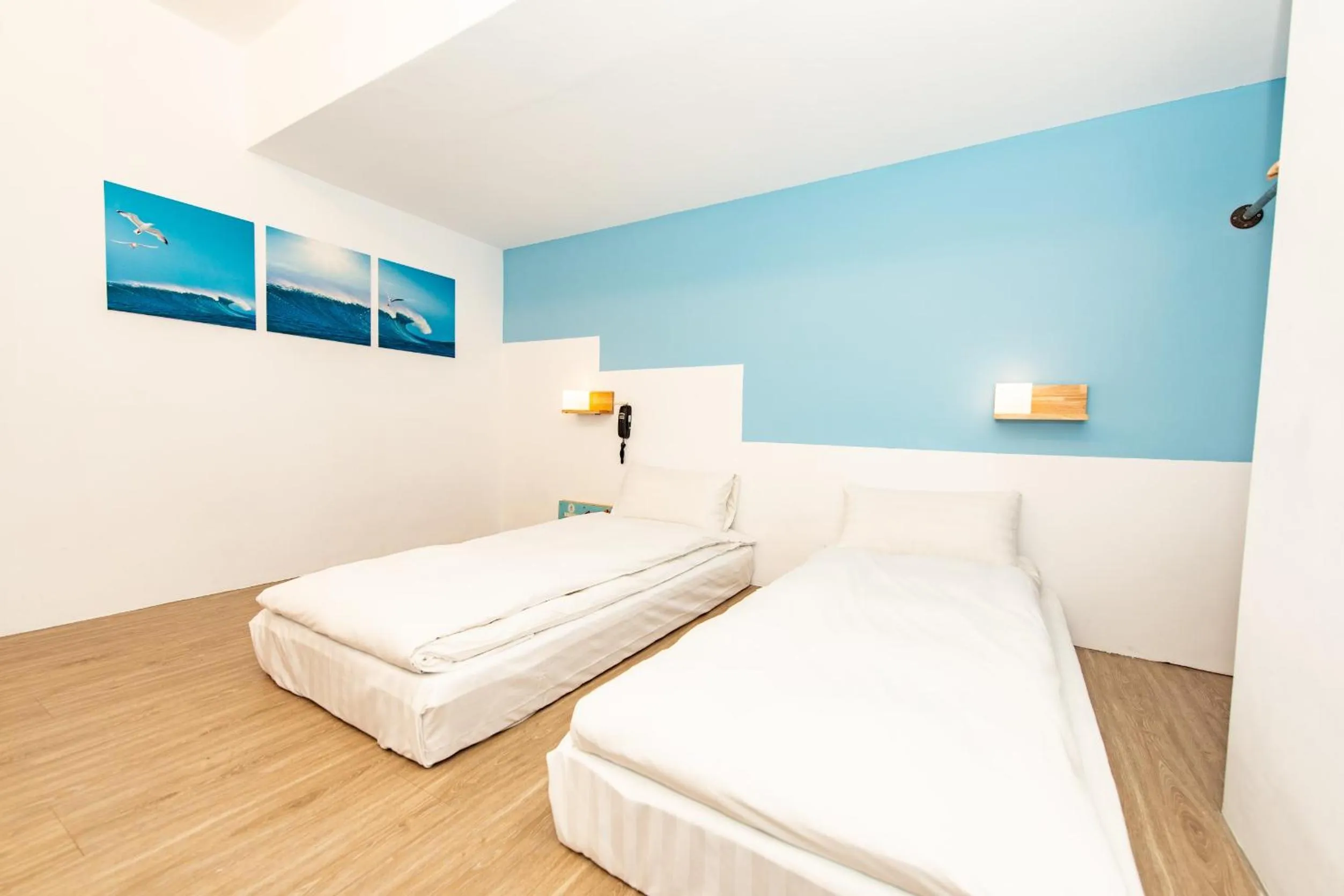 Decorative detail, Bed in Traveller Inn - Mido Hotel