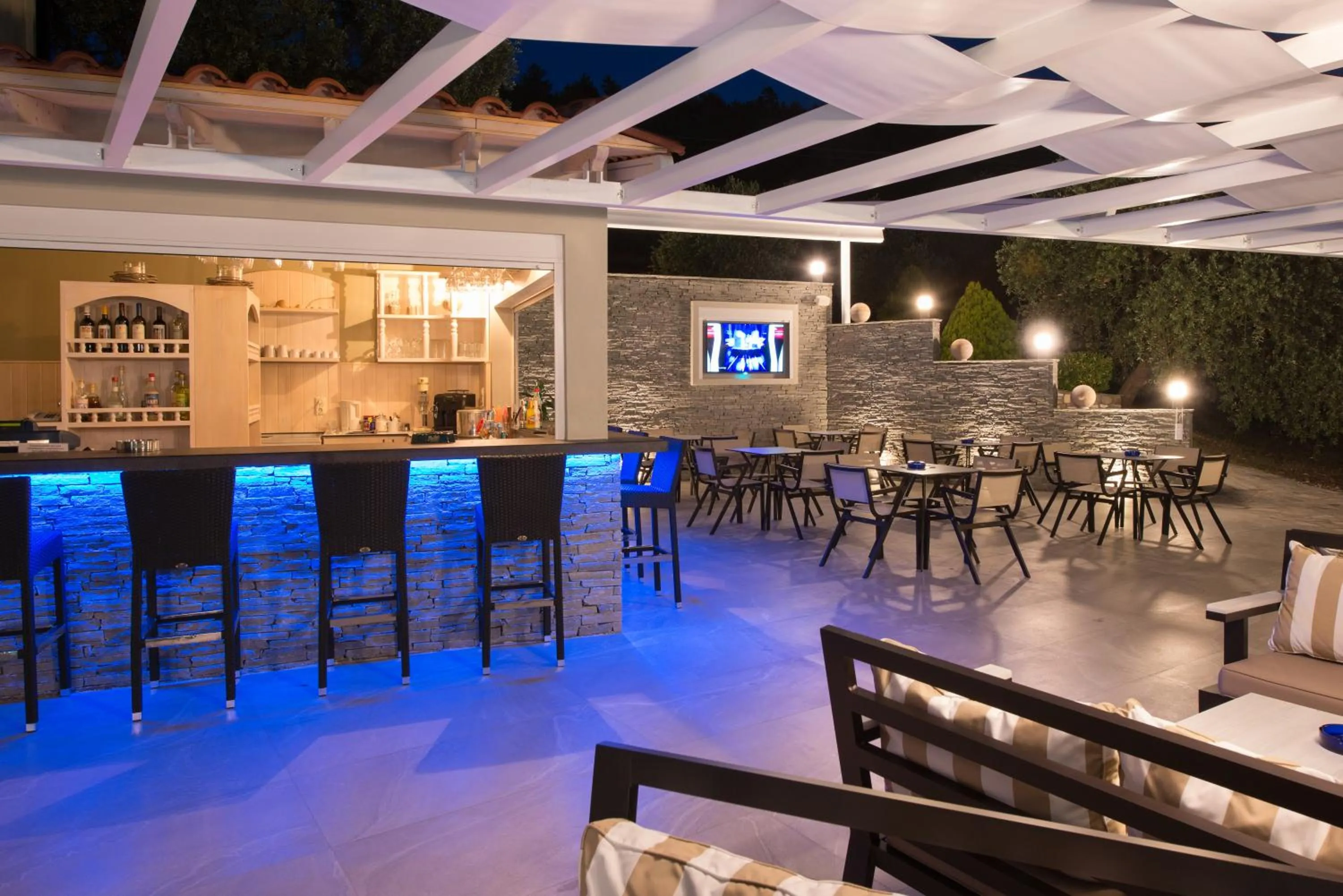 Communal lounge/ TV room in Hotel Villa Natassa