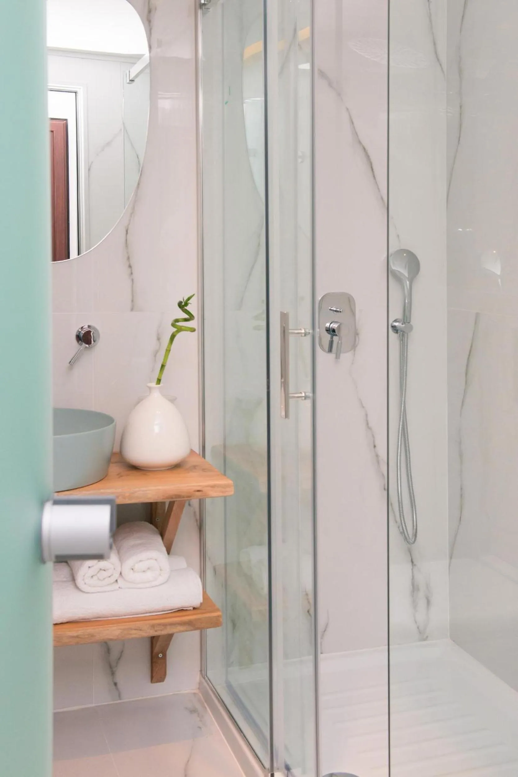 Shower in Hotel Villa Natassa