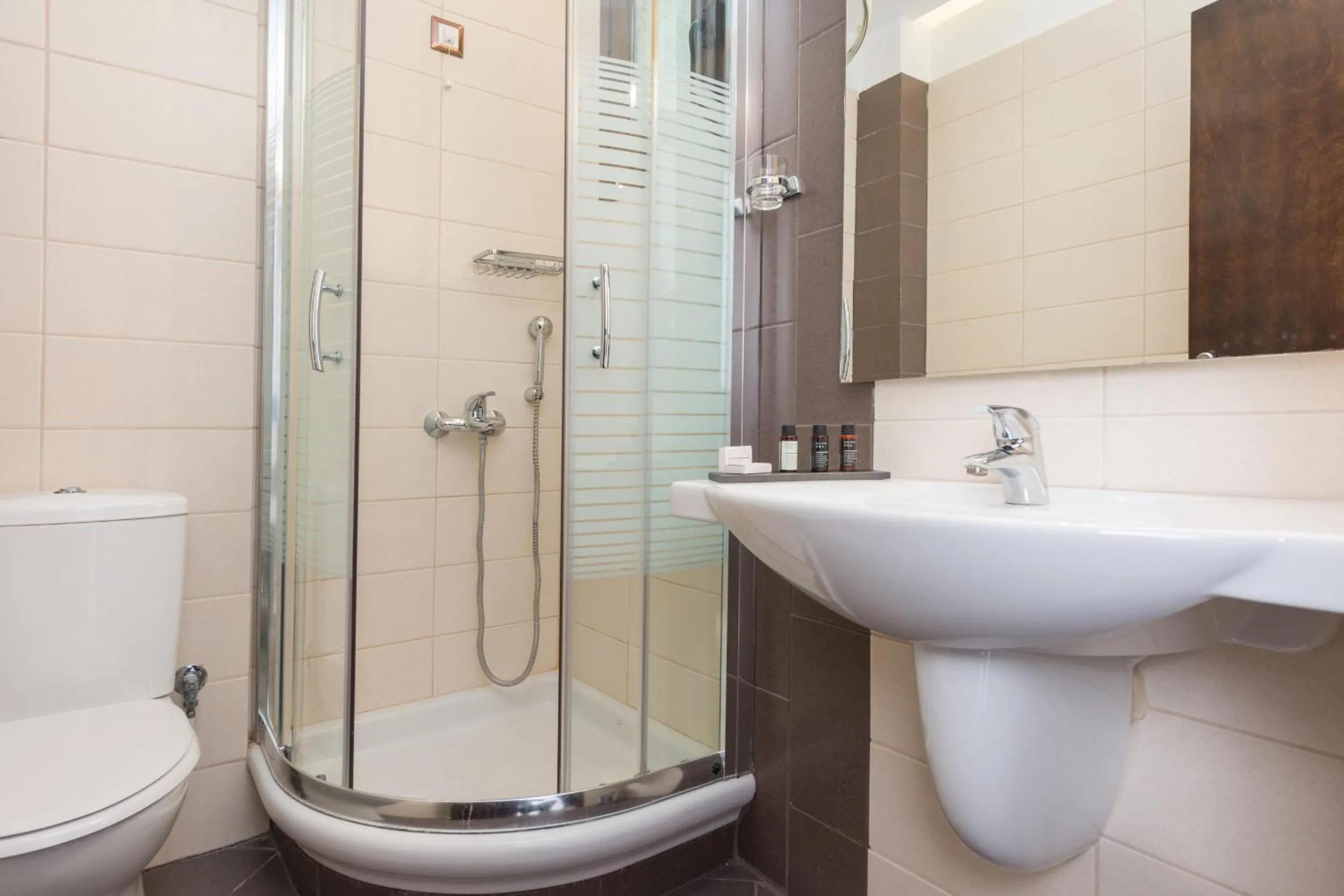 Shower in Hotel Villa Natassa