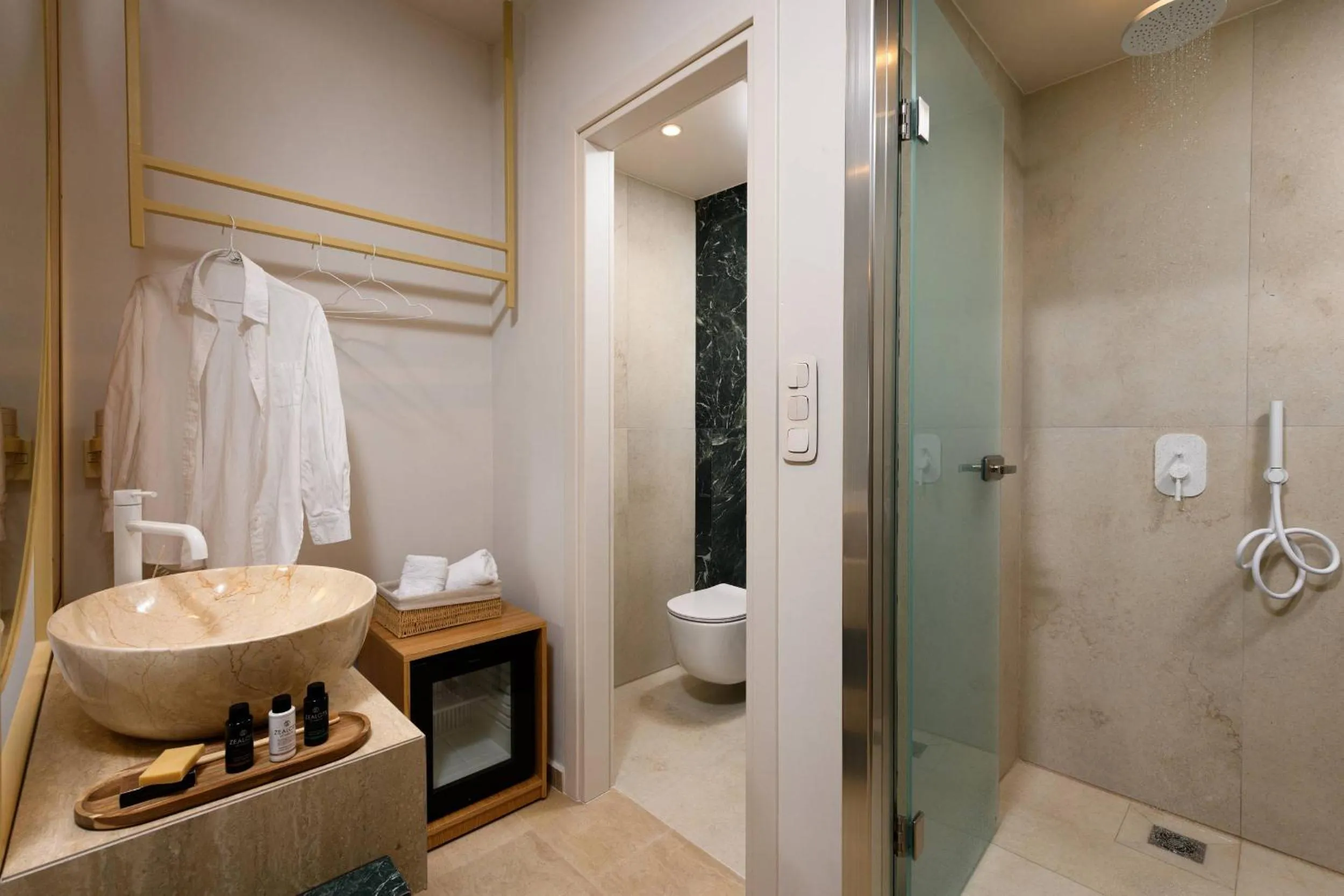 Shower in Hotel Villa Natassa