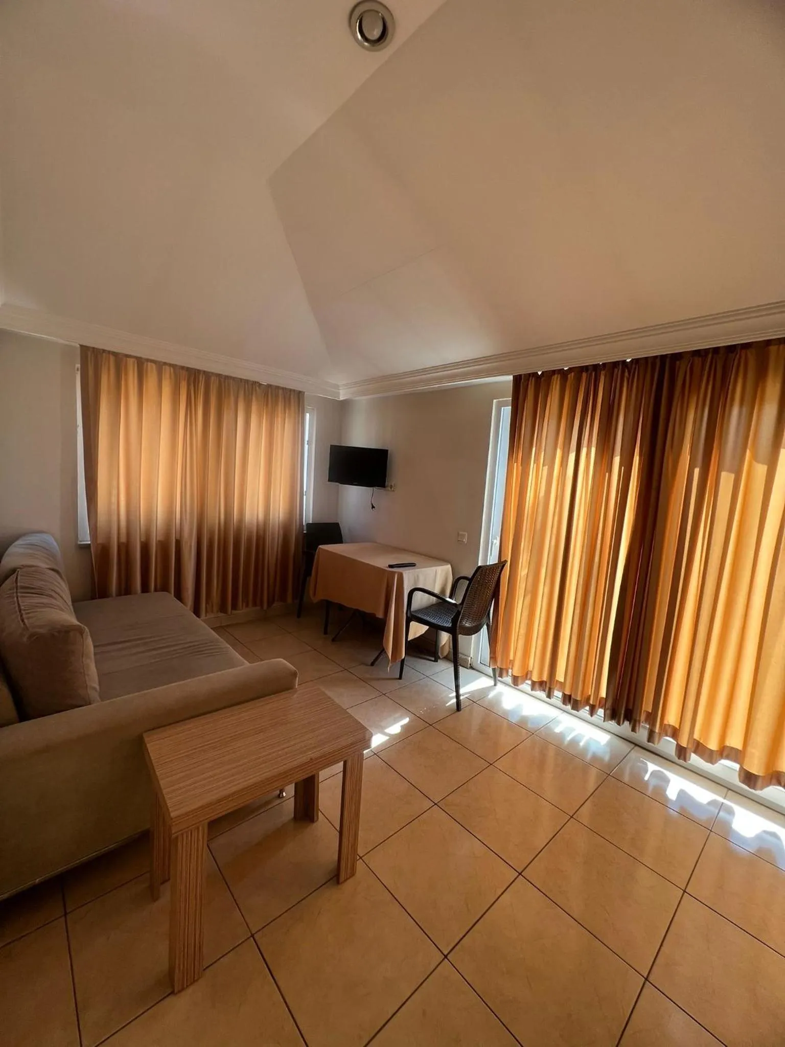 Communal lounge/ TV room in Safran Apart Hotel