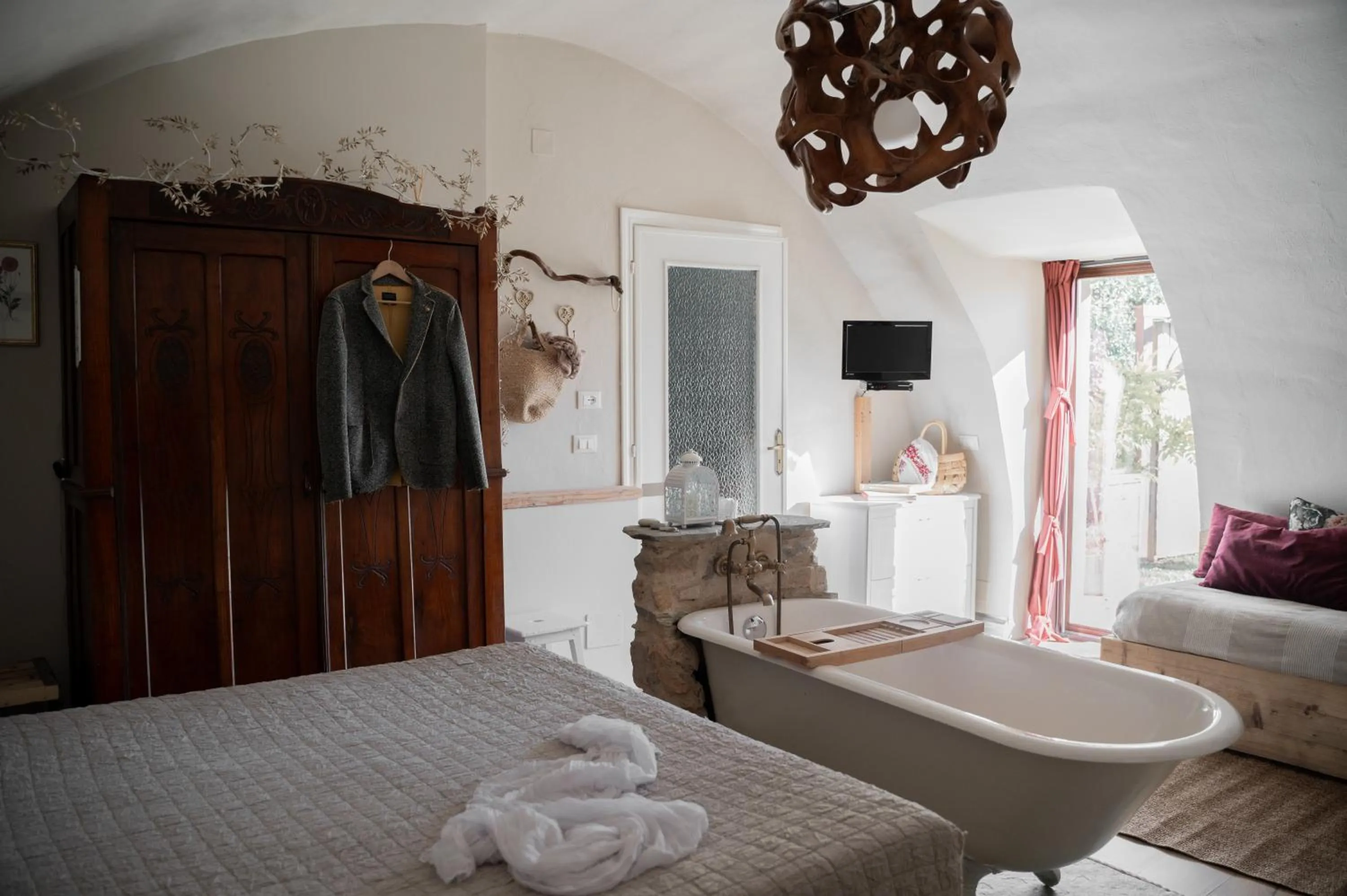 TV and multimedia in Baita Naturas con piscina idromassaggio calda, privata e gratuita