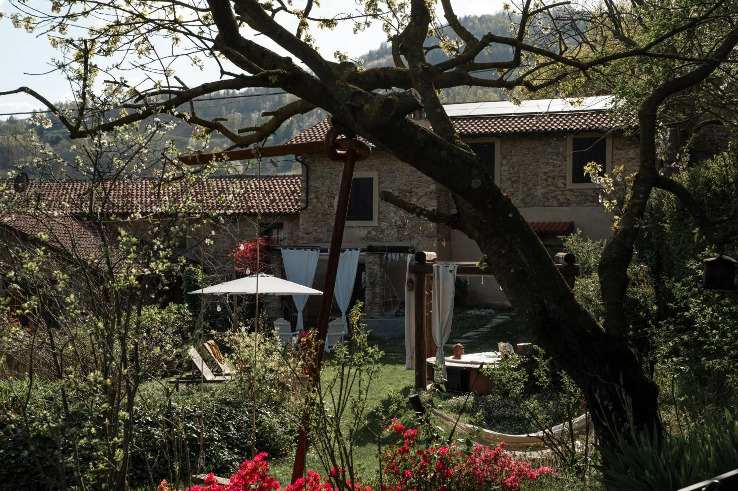 Property building in Baita Naturas con piscina idromassaggio calda, privata e gratuita