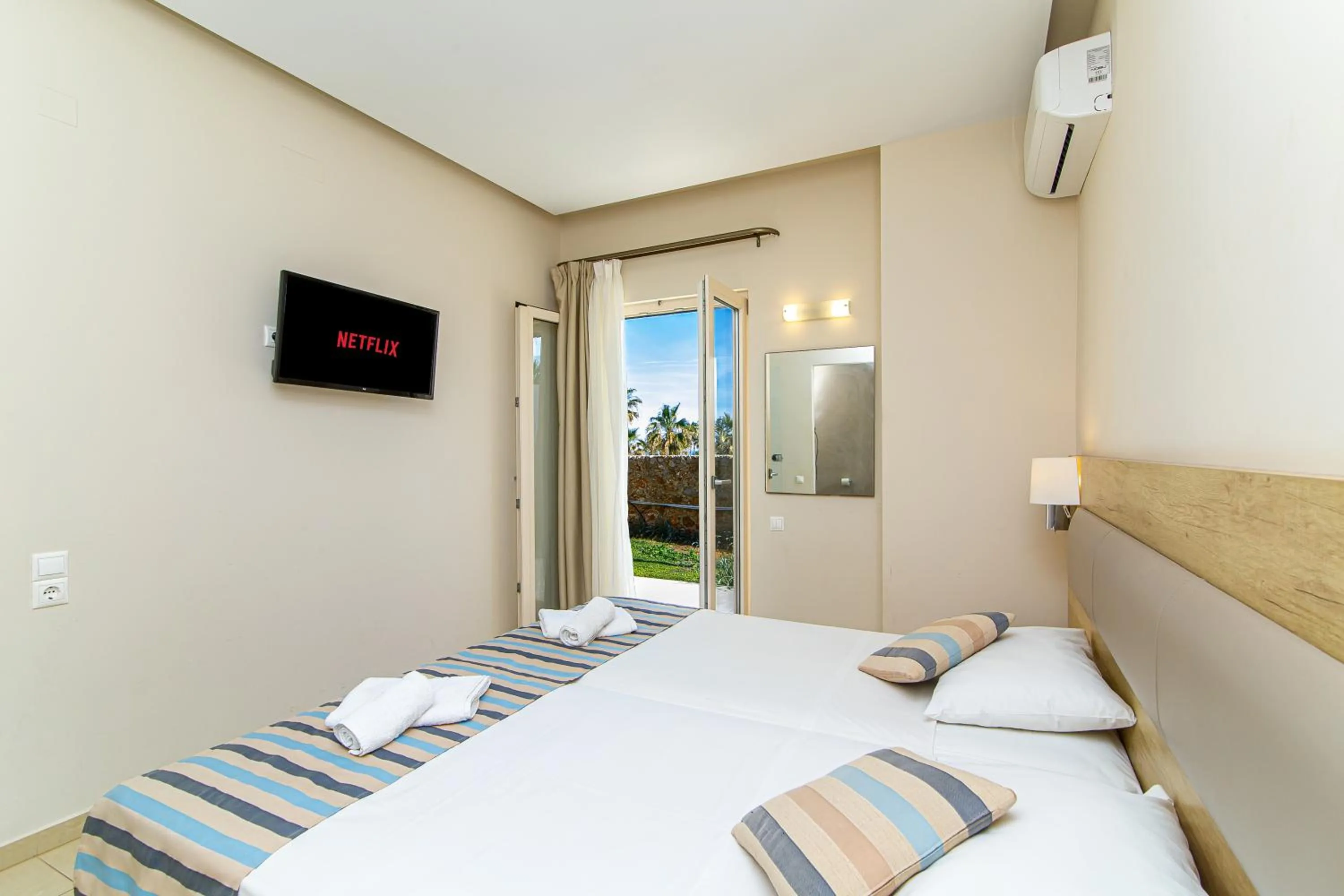 Bedroom, Bed in Theo Star Beach Hotel