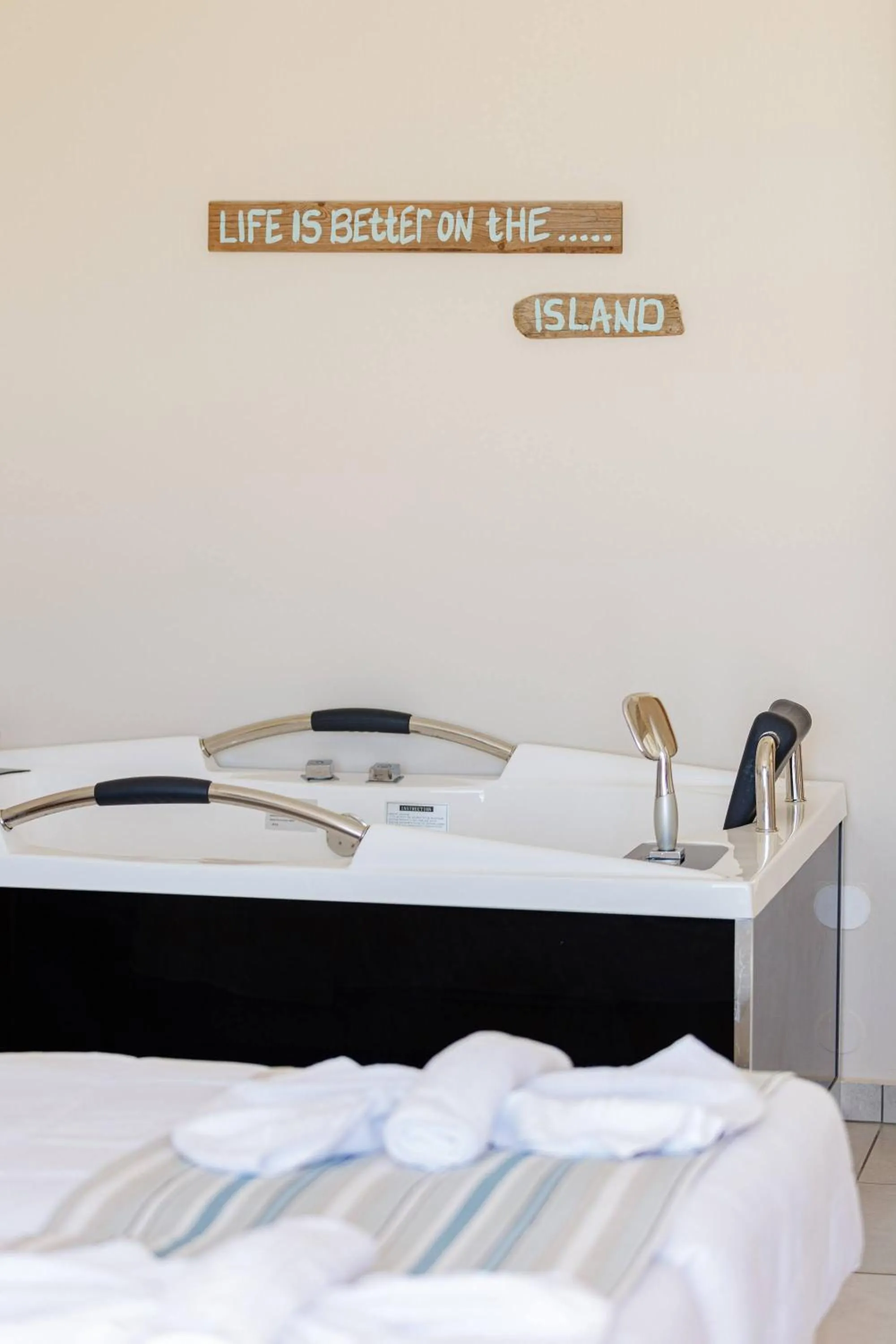 Hot Tub, Bed in Theo Star Beach Hotel