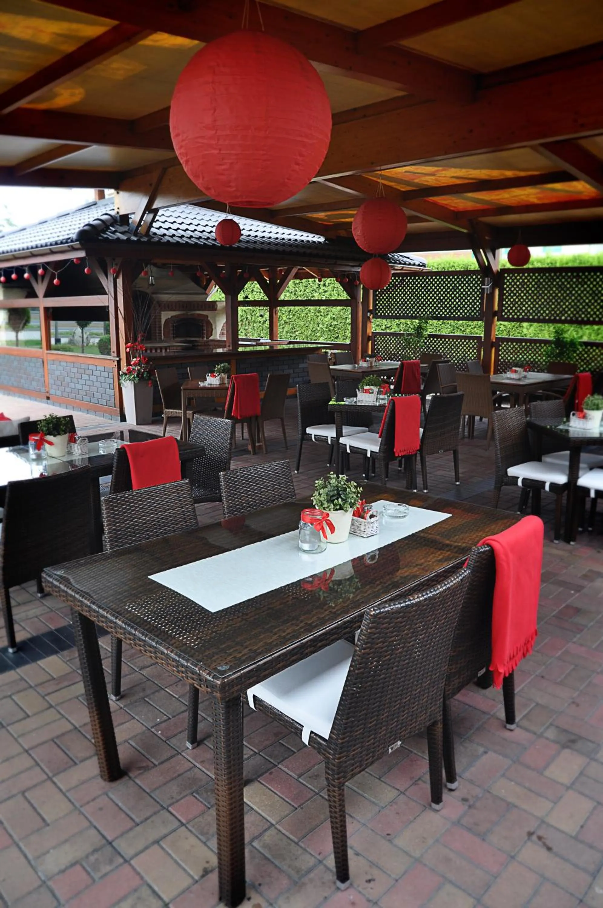 Restaurant/places to eat in Ahotel