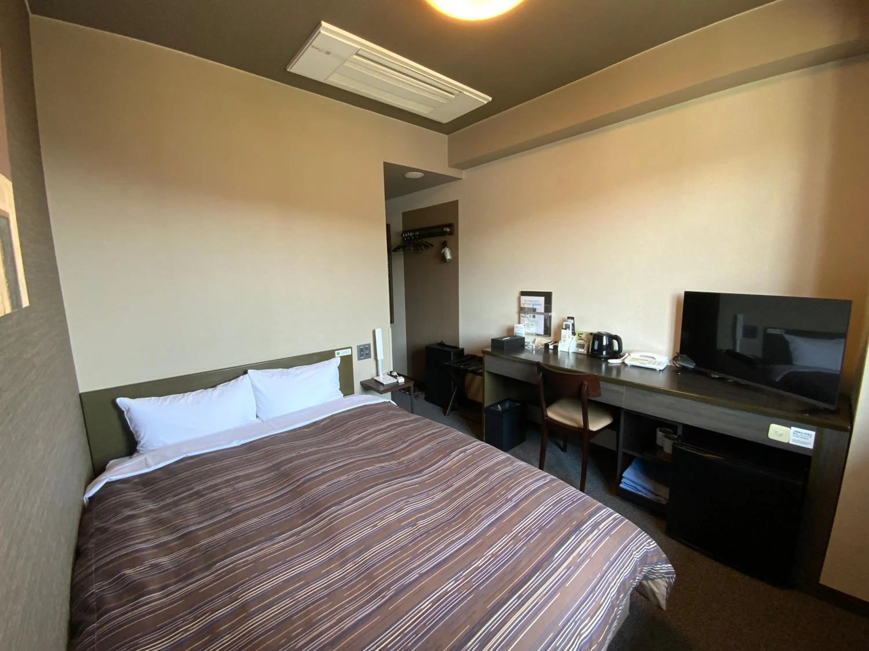 Photo of the whole room, Bed in Hotel Route-Inn Nakano