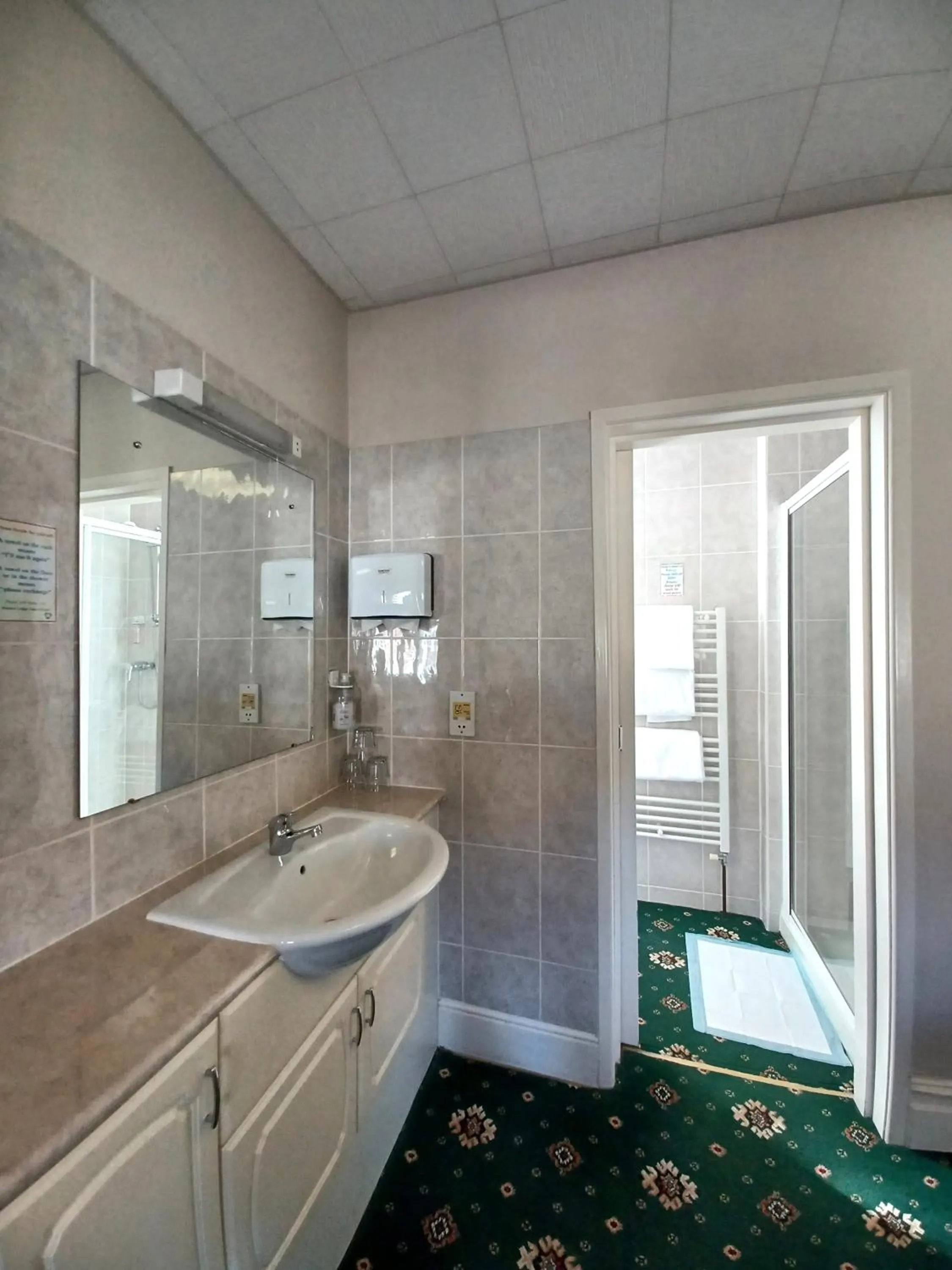 Shower in Hunters Lodge Guest House