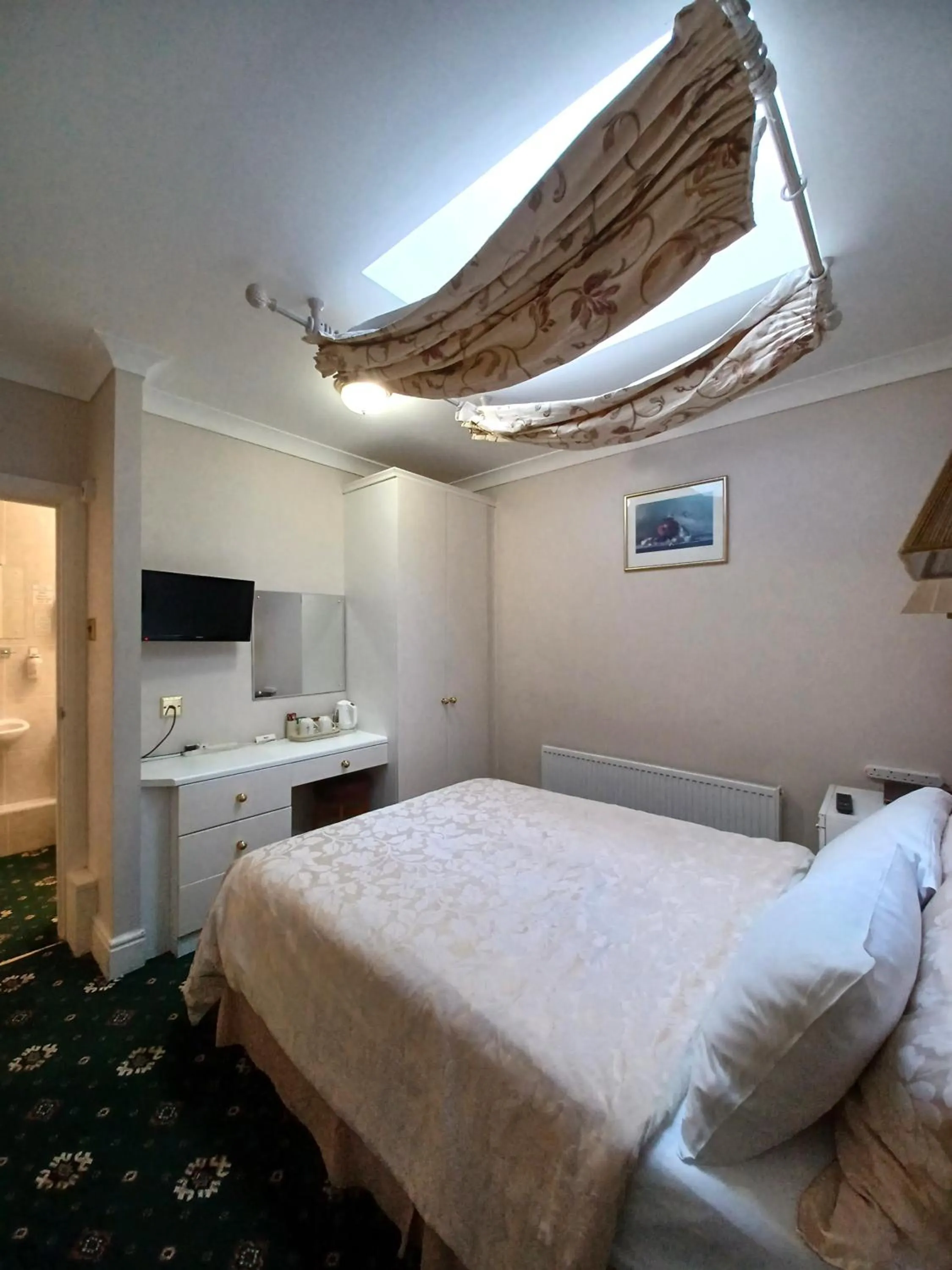 Bed in Hunters Lodge Guest House