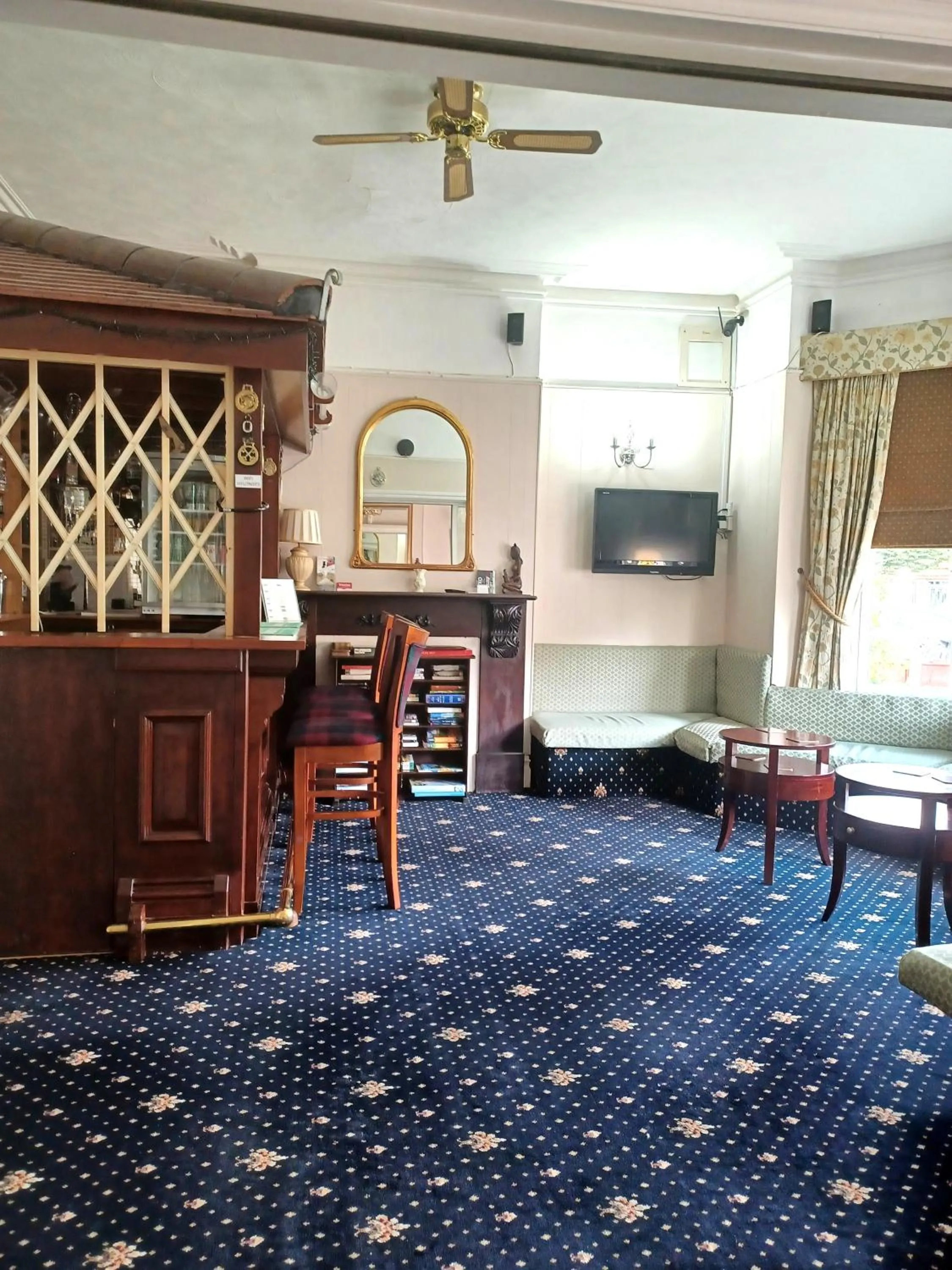 Communal lounge/ TV room in Hunters Lodge Guest House