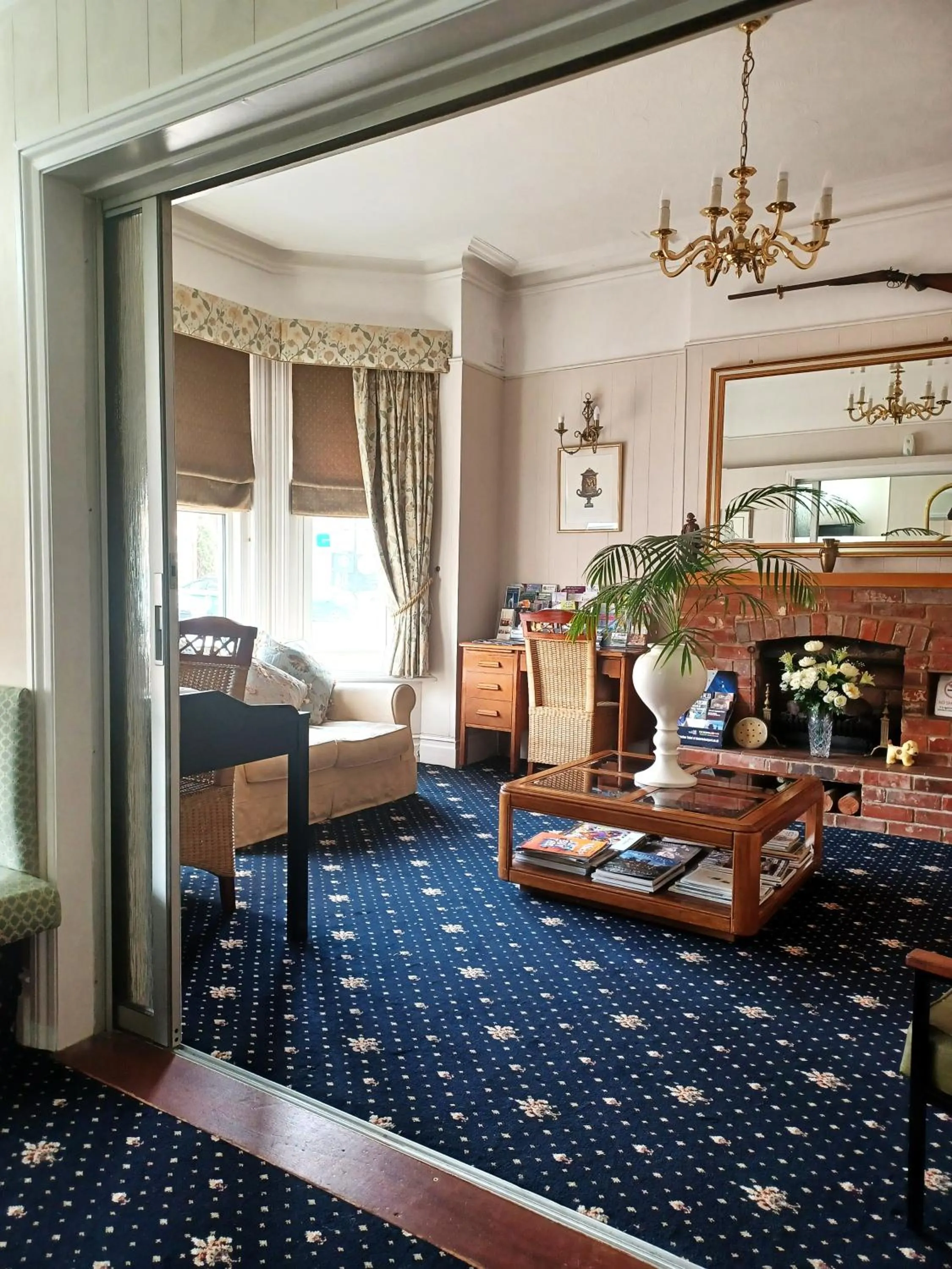 Communal lounge/ TV room in Hunters Lodge Guest House