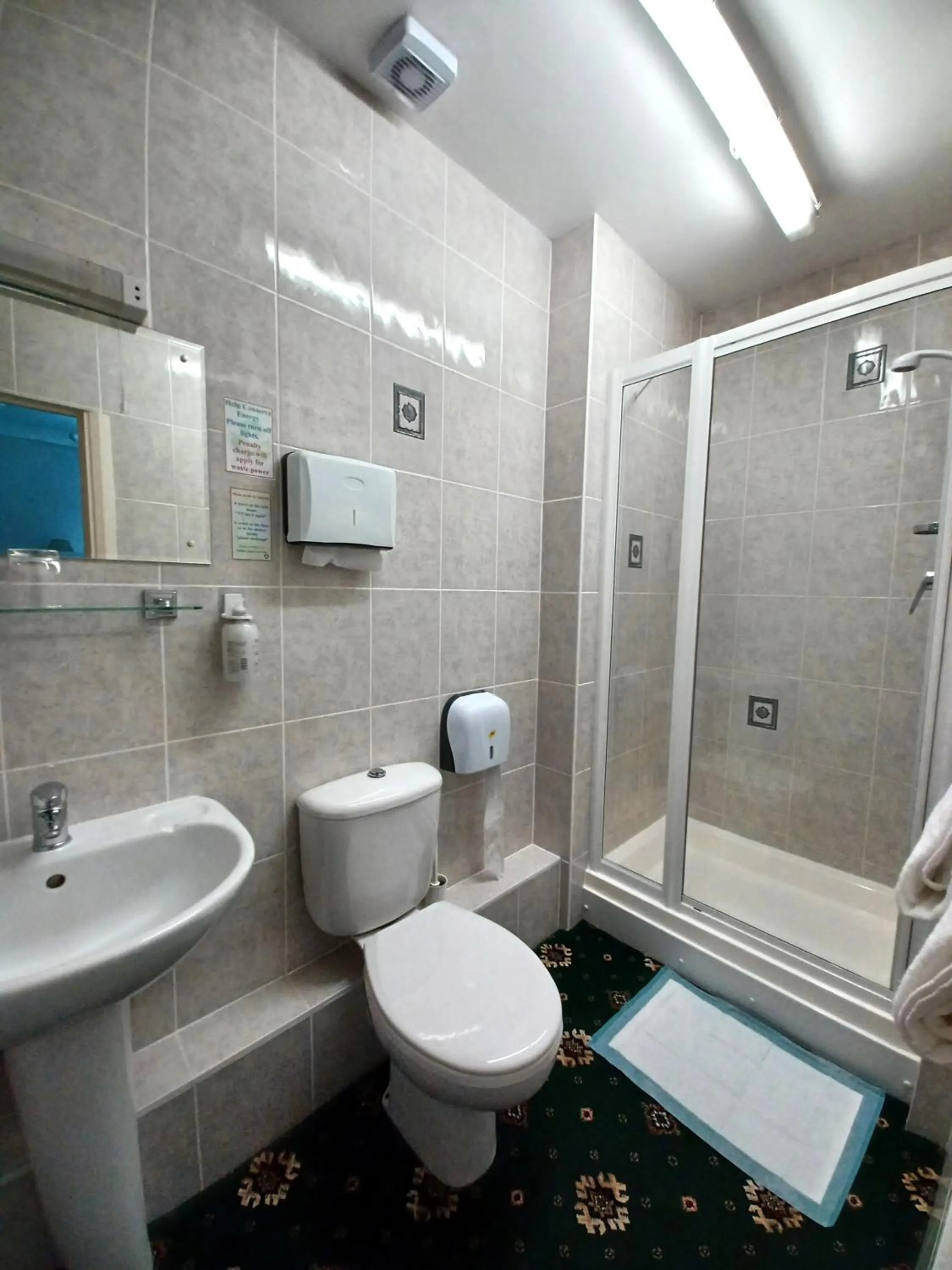 Shower in Hunters Lodge Guest House