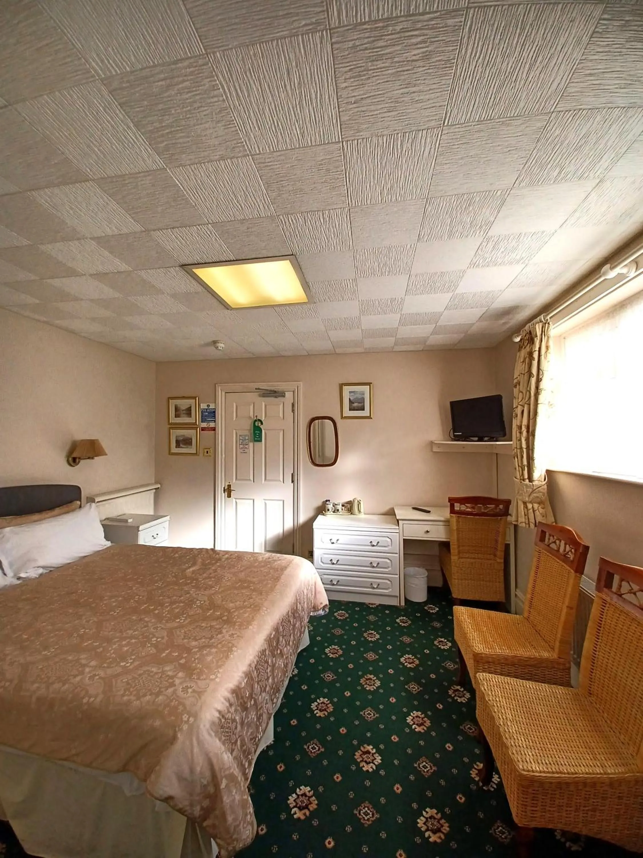 Bedroom, Bed in Hunters Lodge Guest House