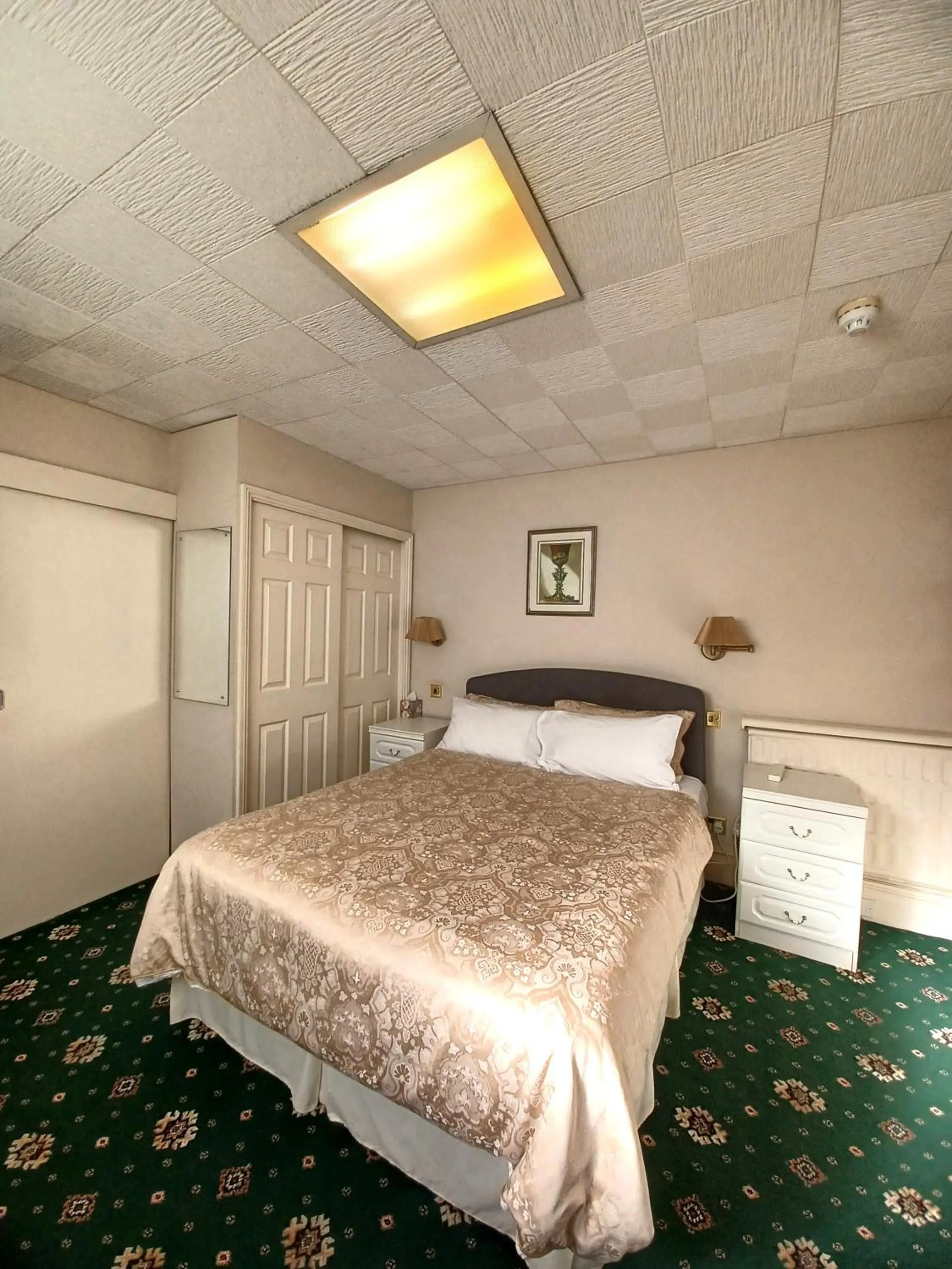 Bedroom, Bed in Hunters Lodge Guest House