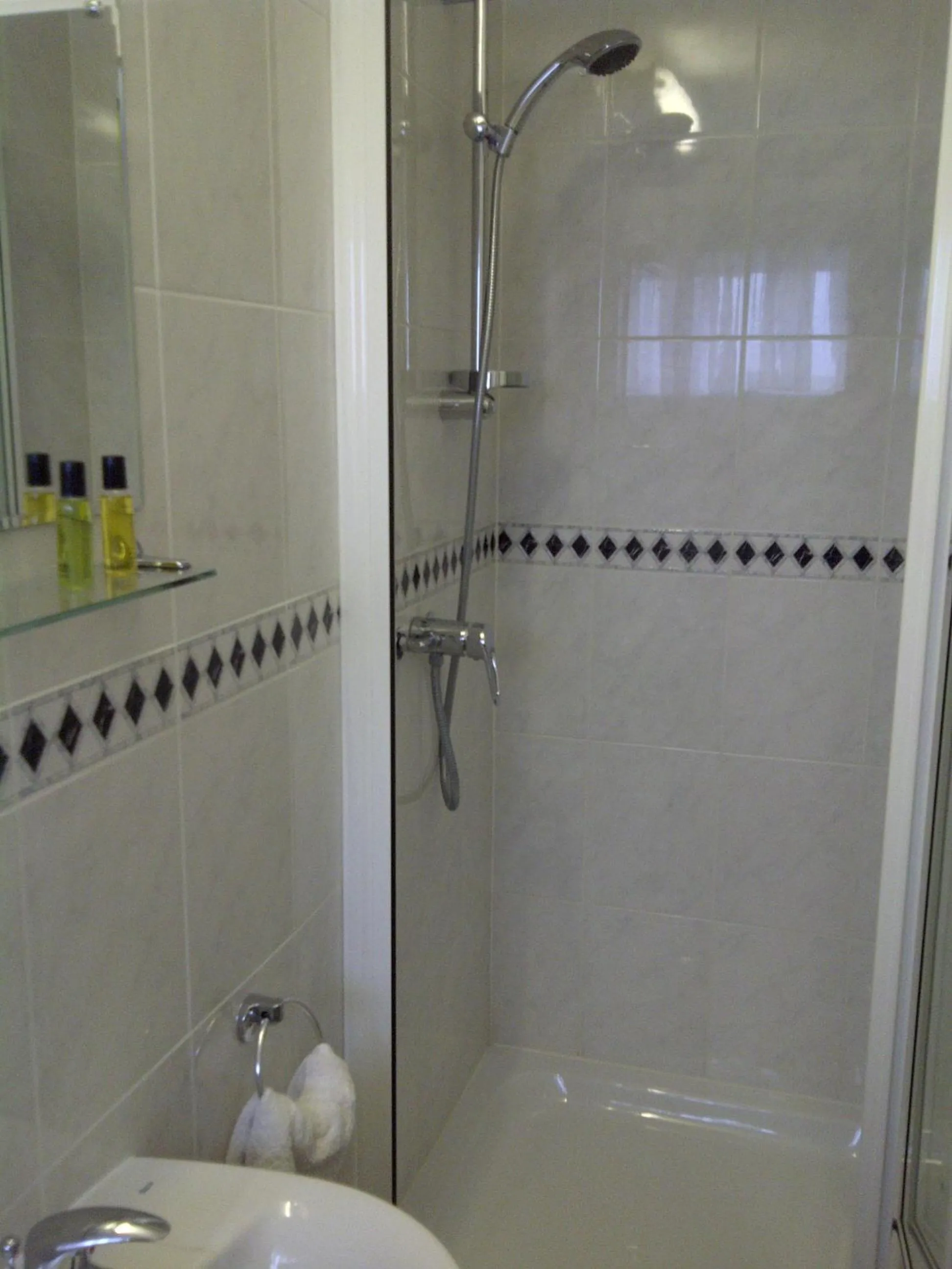 Shower in Hunters Lodge Guest House