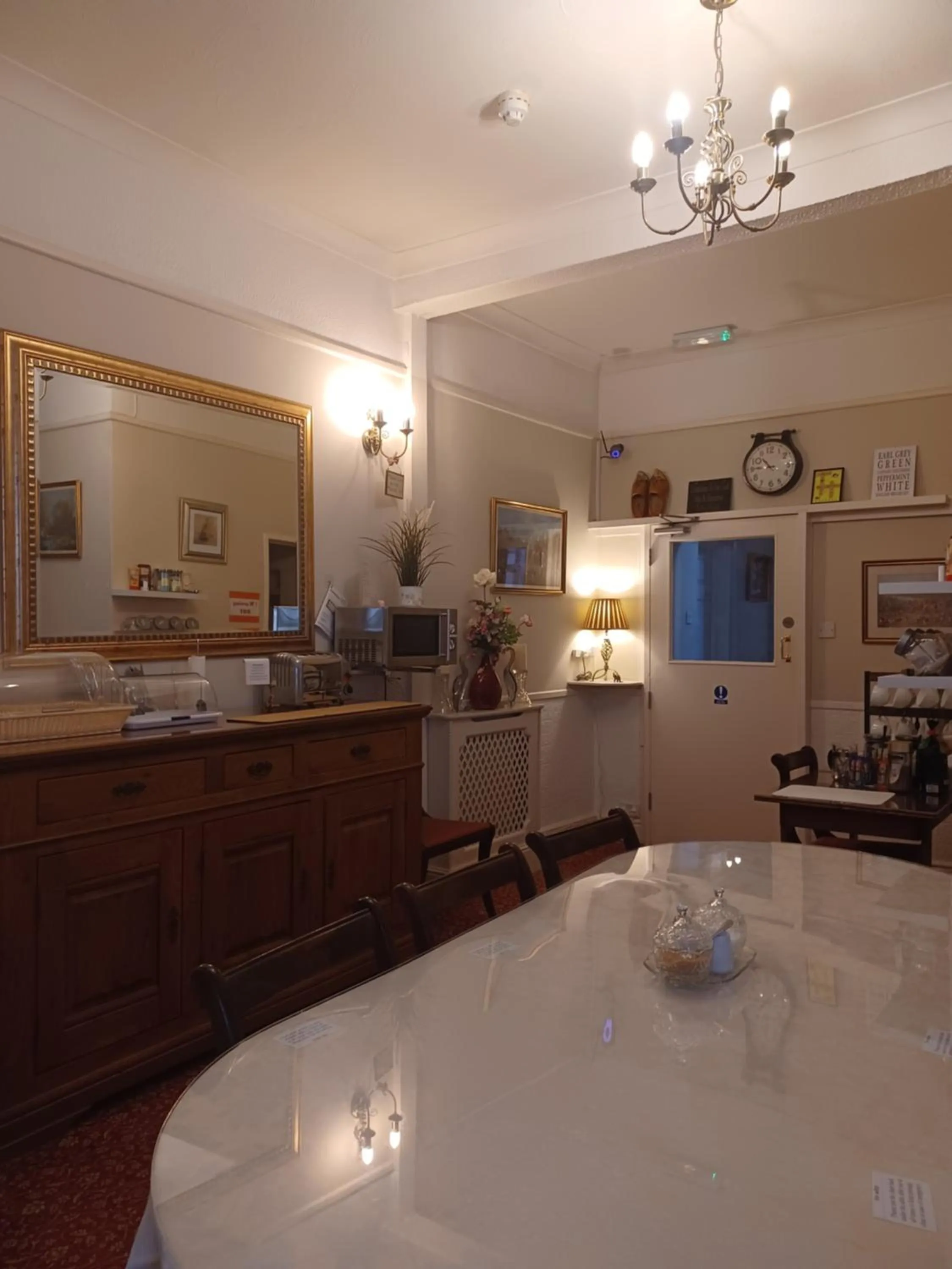 Restaurant/places to eat in Hunters Lodge Guest House