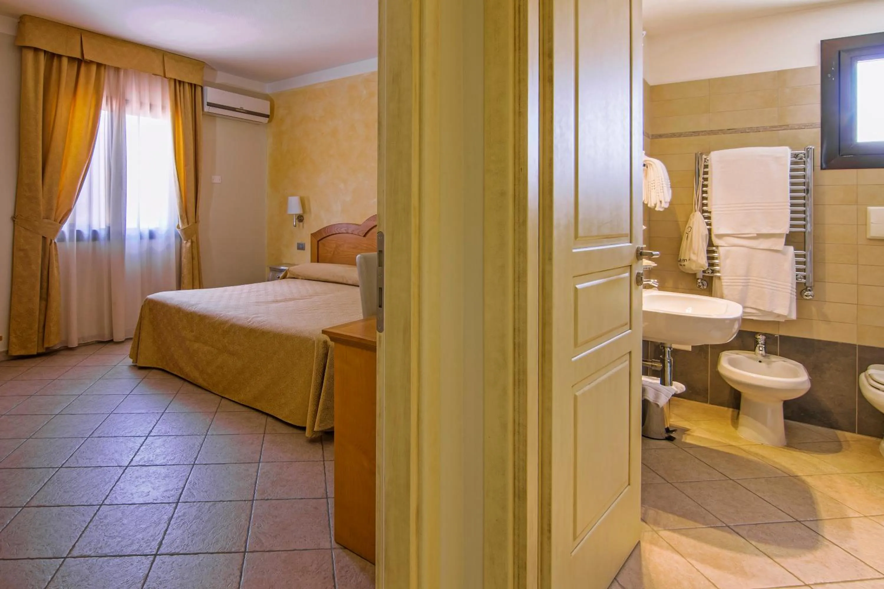 Bedroom, Bed in Hotel La Perla