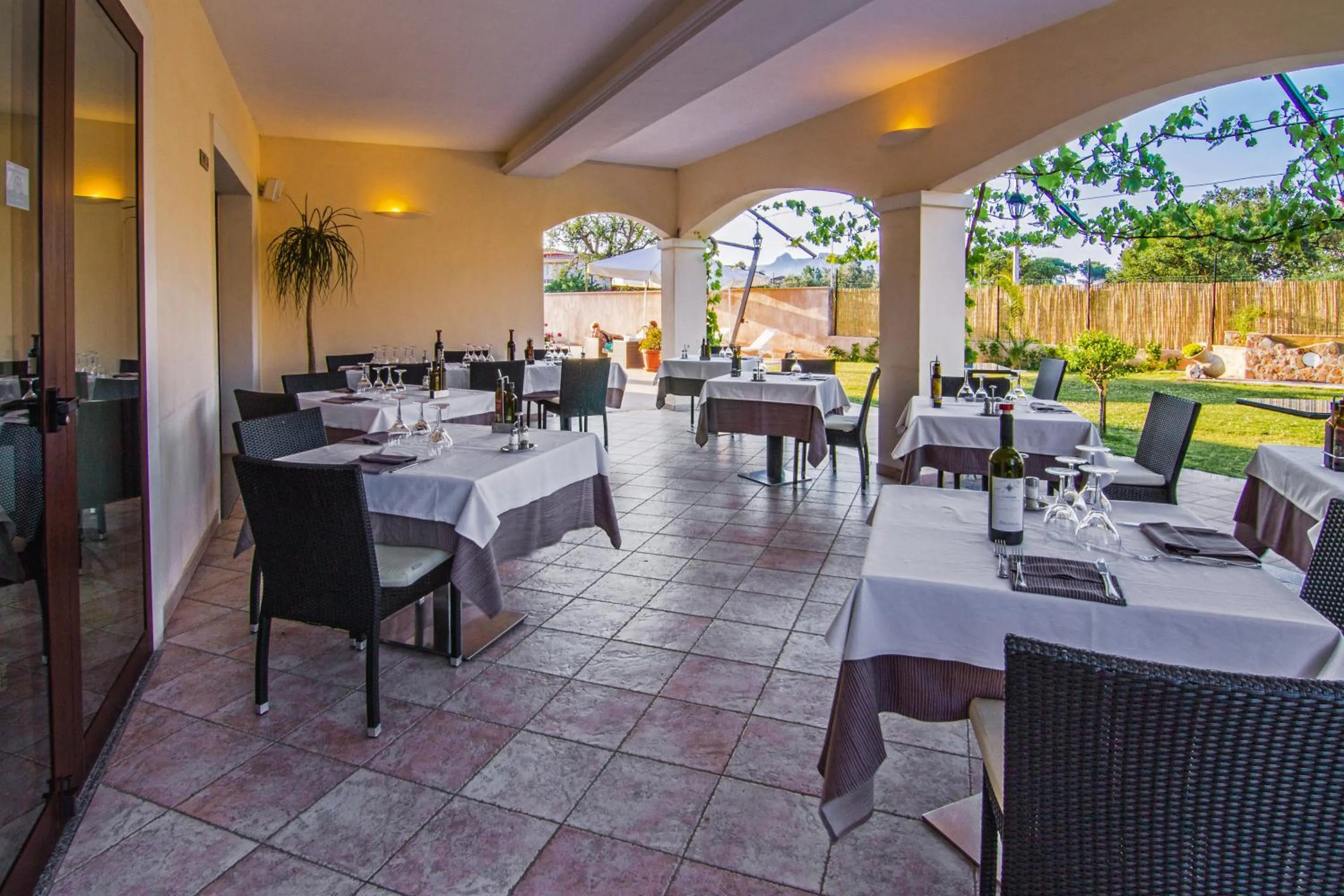 Restaurant/places to eat in Hotel La Perla