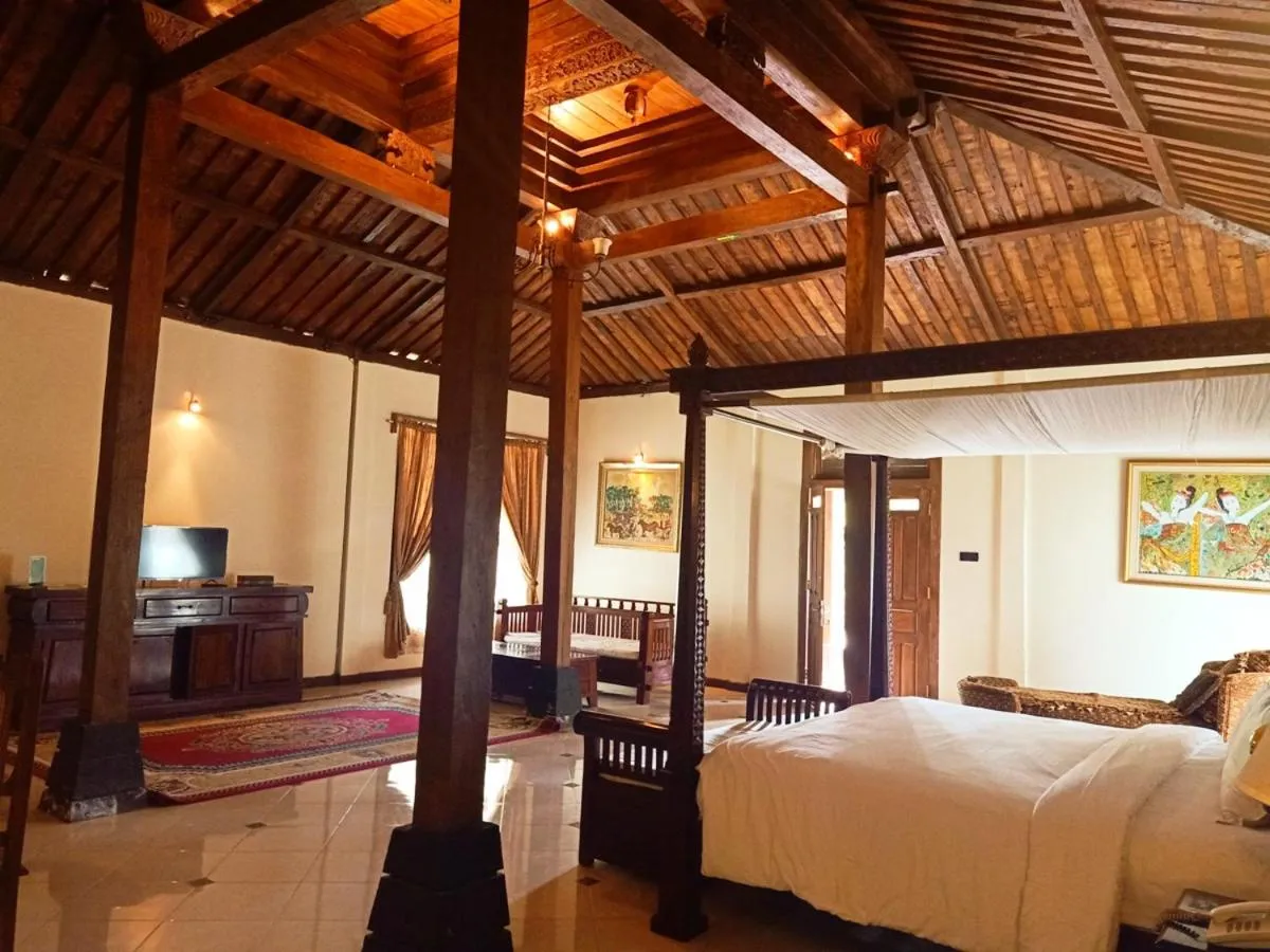 Bed in Joglo Plawang Villa & Resort