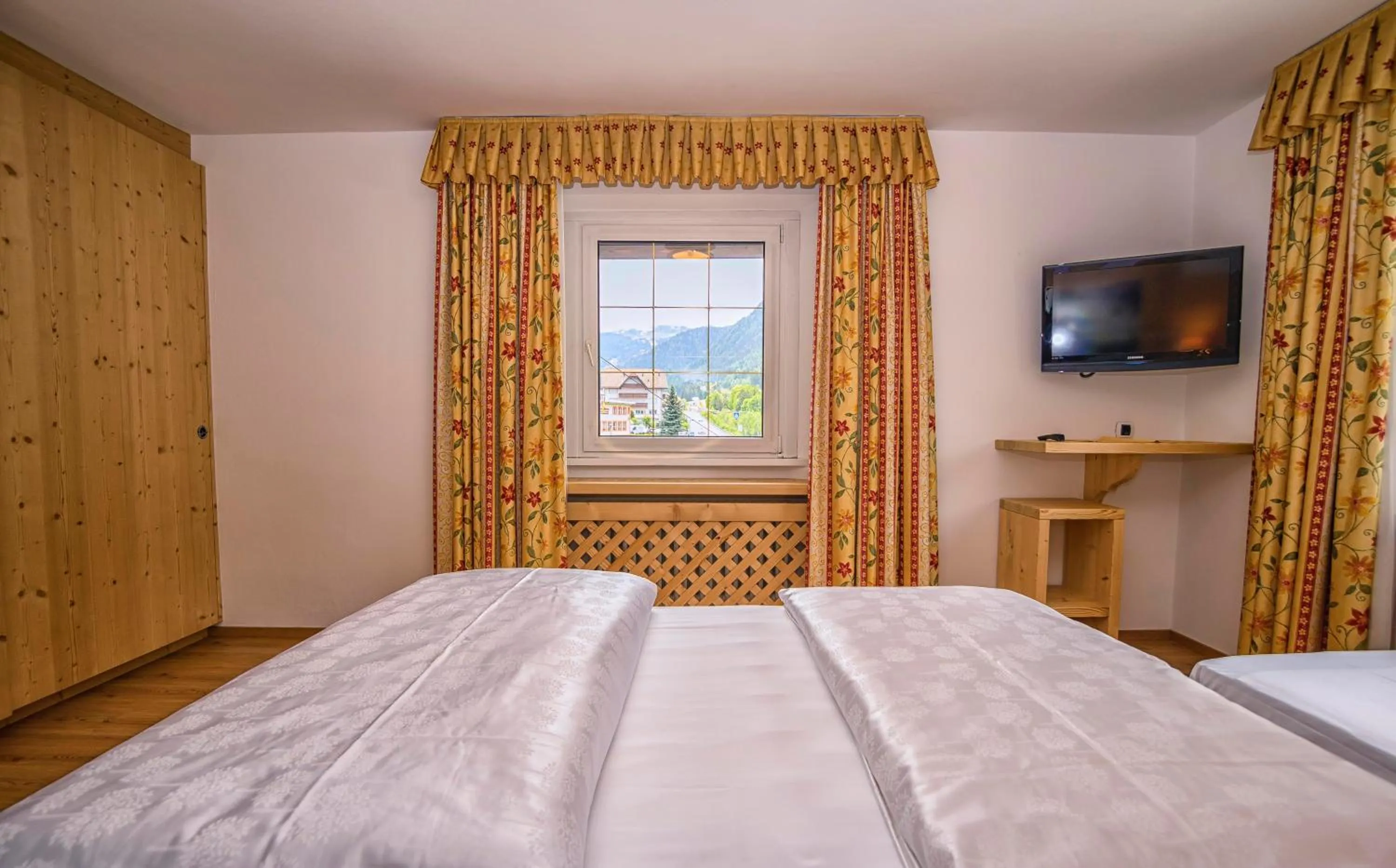 View (from property/room), Bed in Hotel Garni Snaltnerhof