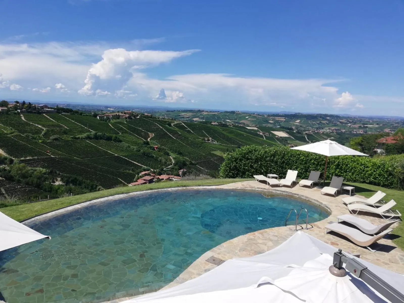 Swimming pool in Albergo Castiglione Langhe