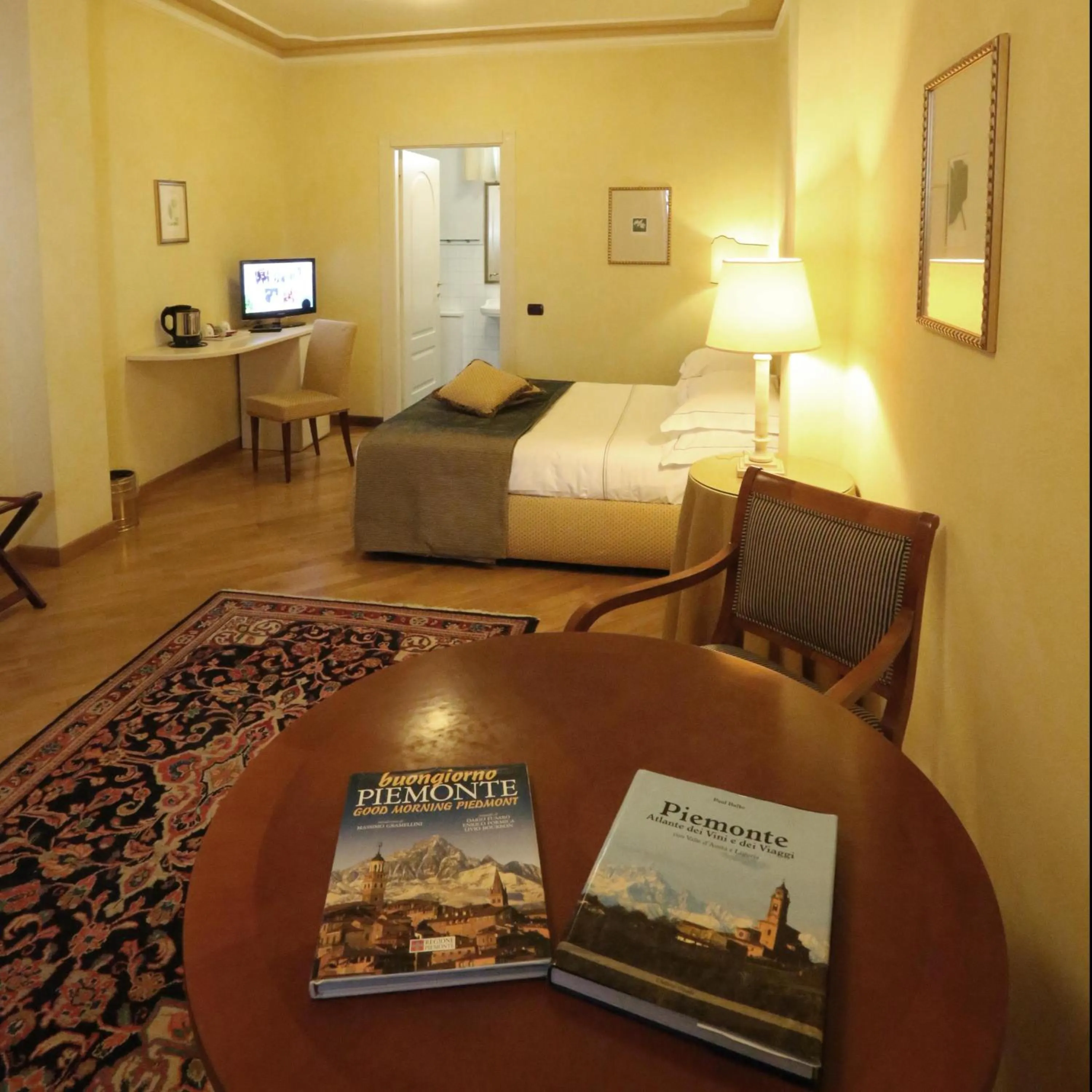 Bed in Albergo Castiglione Langhe