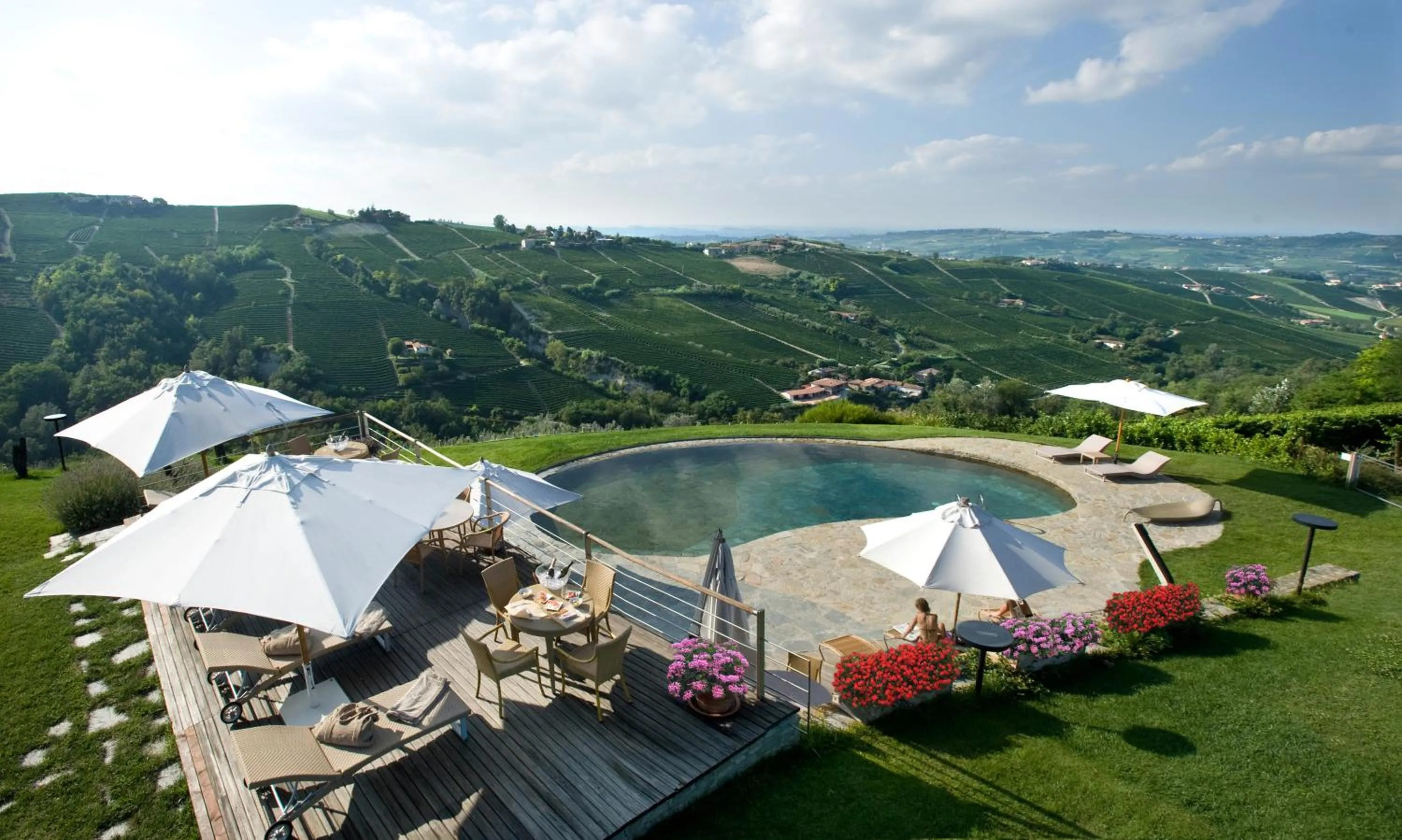 Swimming pool in Albergo Castiglione Langhe