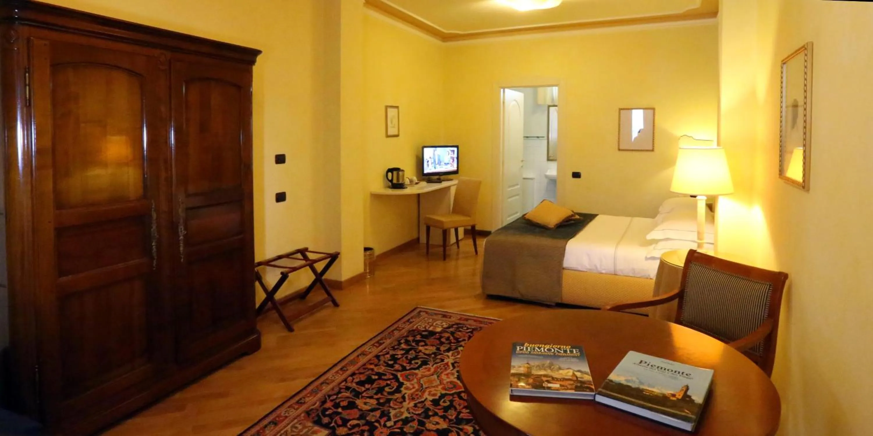 Bed in Albergo Castiglione Langhe
