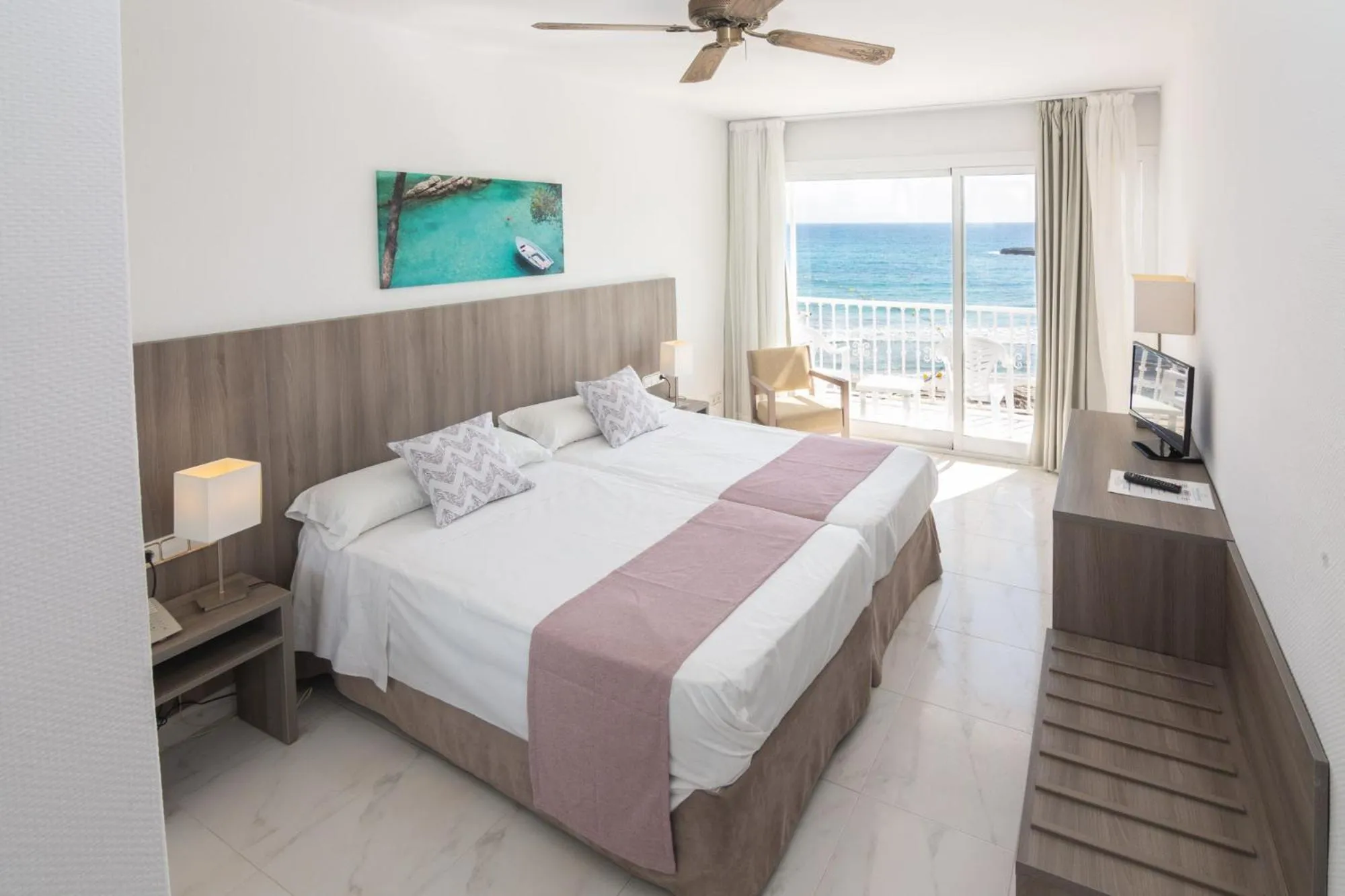 Bed in Hotel Club S'Illot