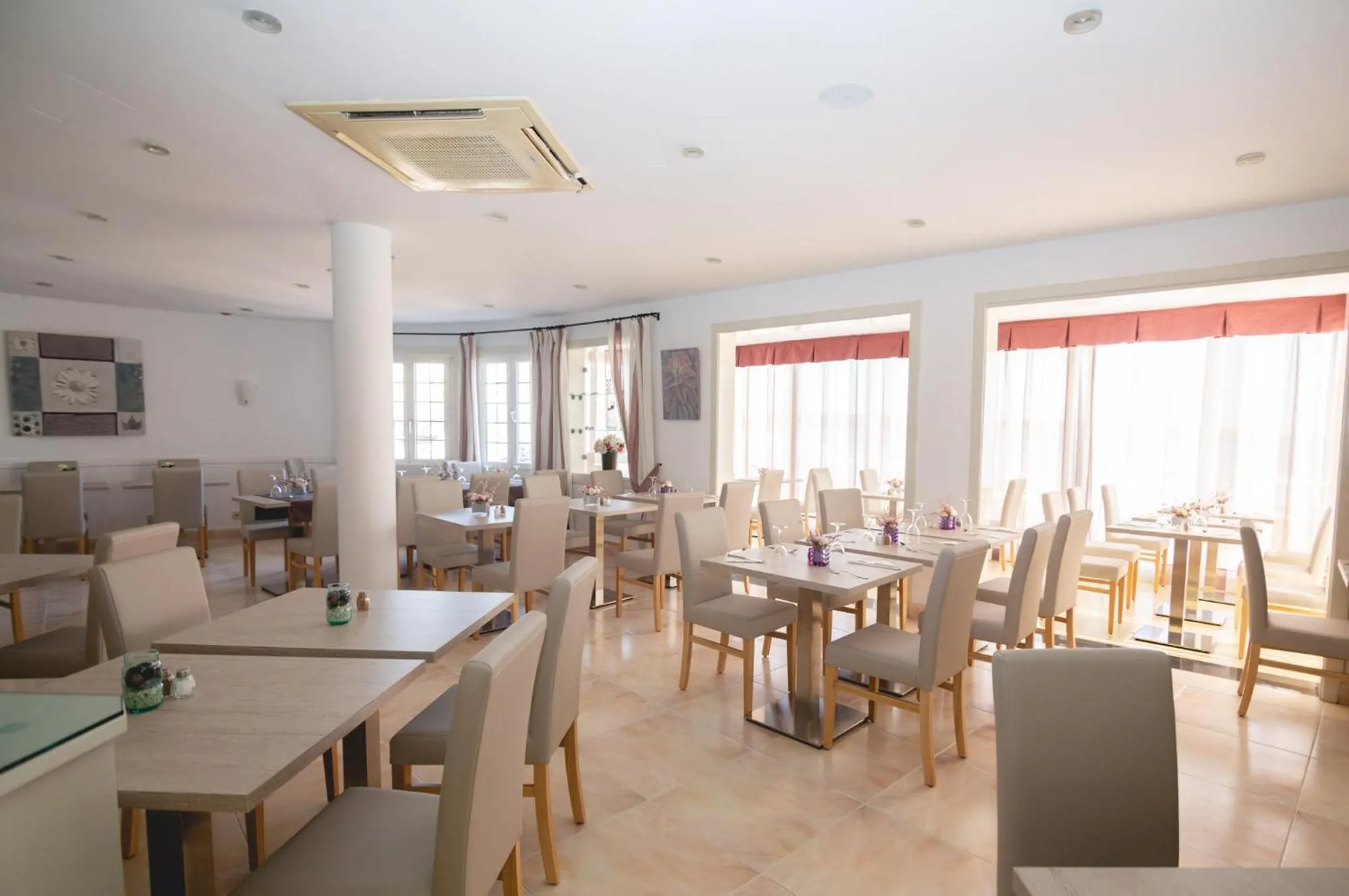 Dining area in Hotel Club S'Illot