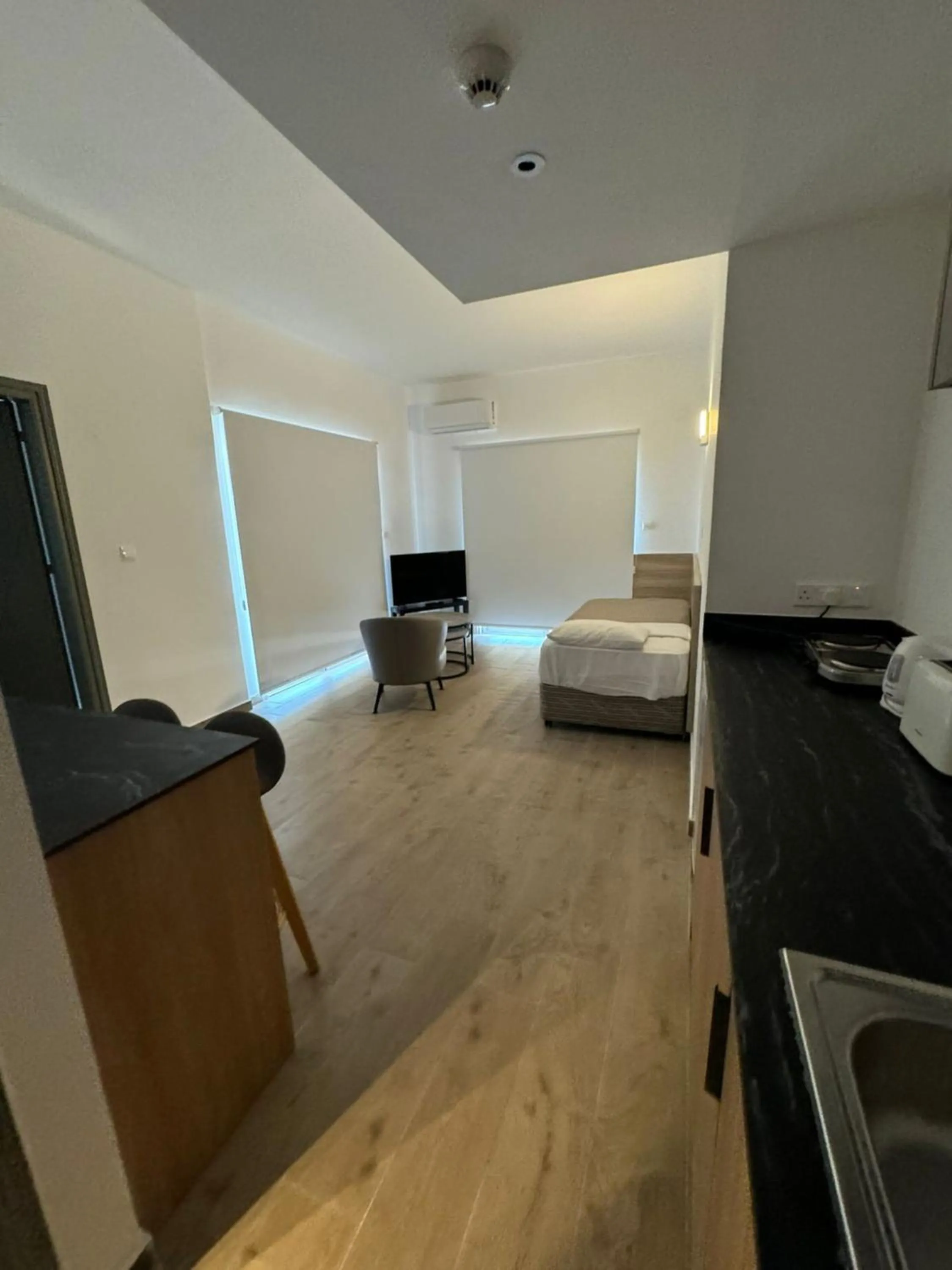 Kitchen or kitchenette, Bed in Sunflower Hotel Apartments