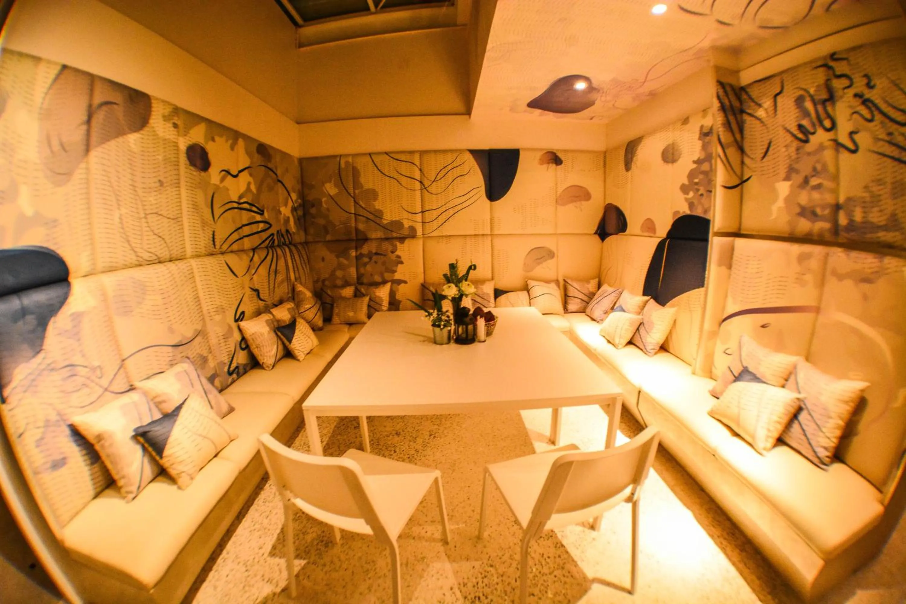 Restaurant/places to eat in Comet Hotel Surat Thani