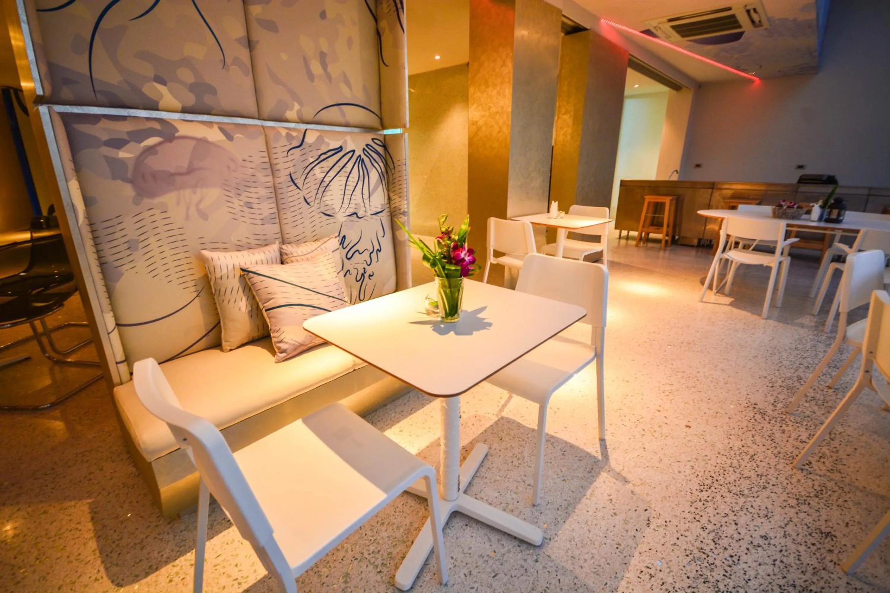 Restaurant/places to eat in Comet Hotel Surat Thani