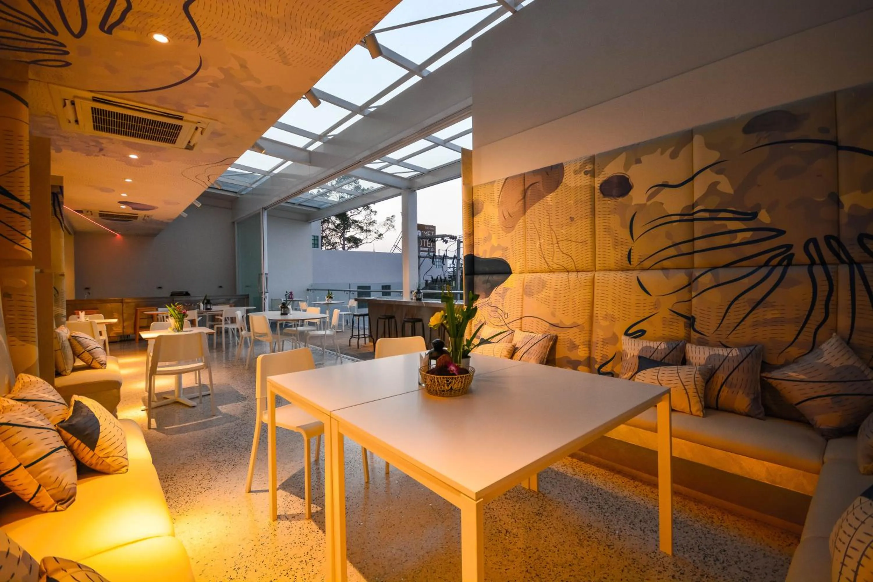 Restaurant/places to eat in Comet Hotel Surat Thani