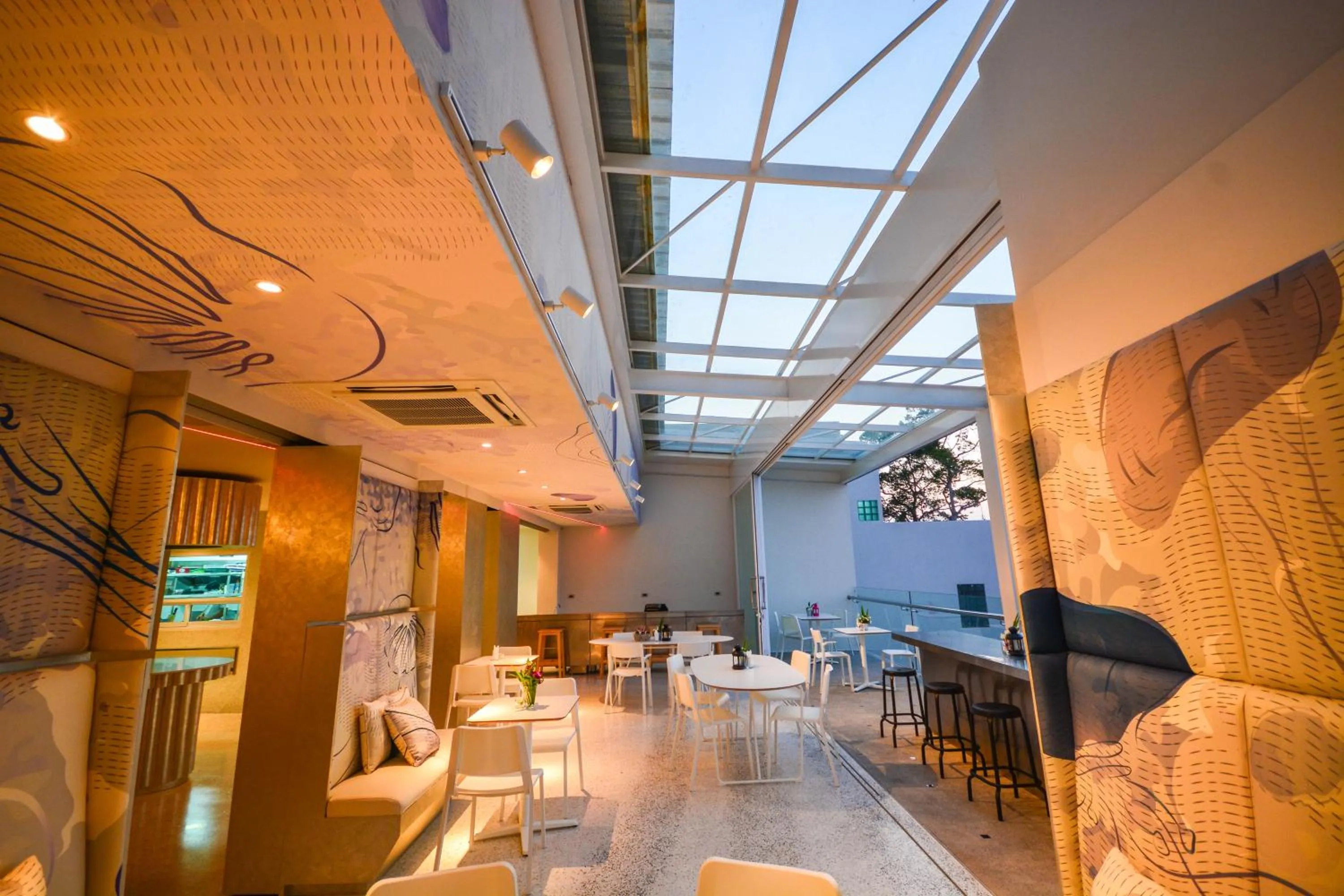 Restaurant/places to eat in Comet Hotel Surat Thani