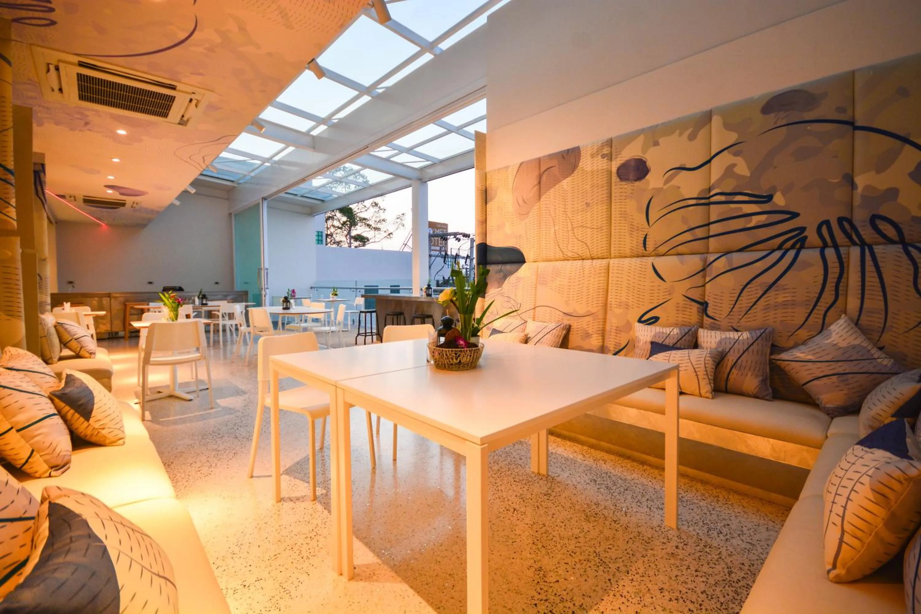 Restaurant/places to eat in Comet Hotel Surat Thani