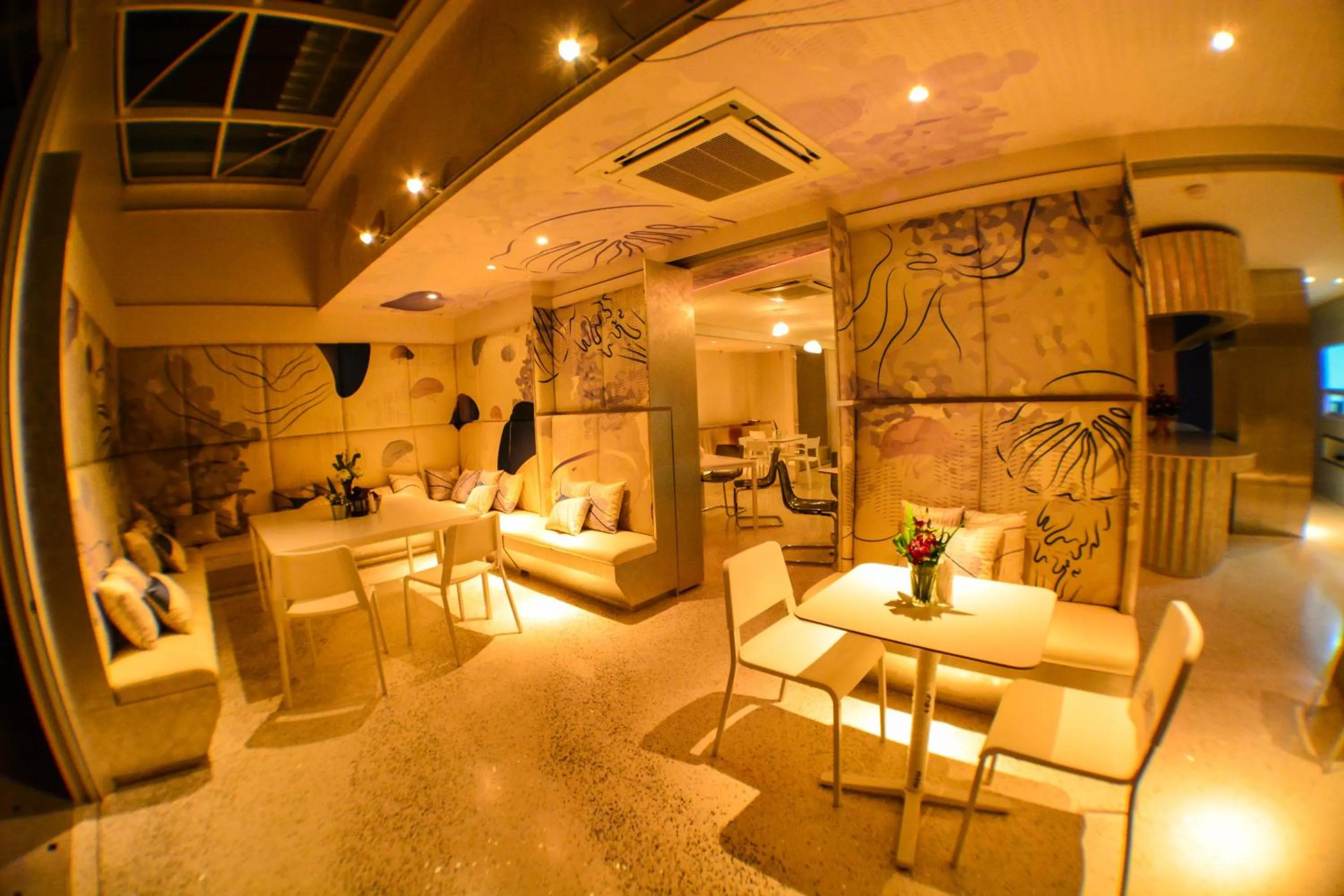 Restaurant/places to eat in Comet Hotel Surat Thani