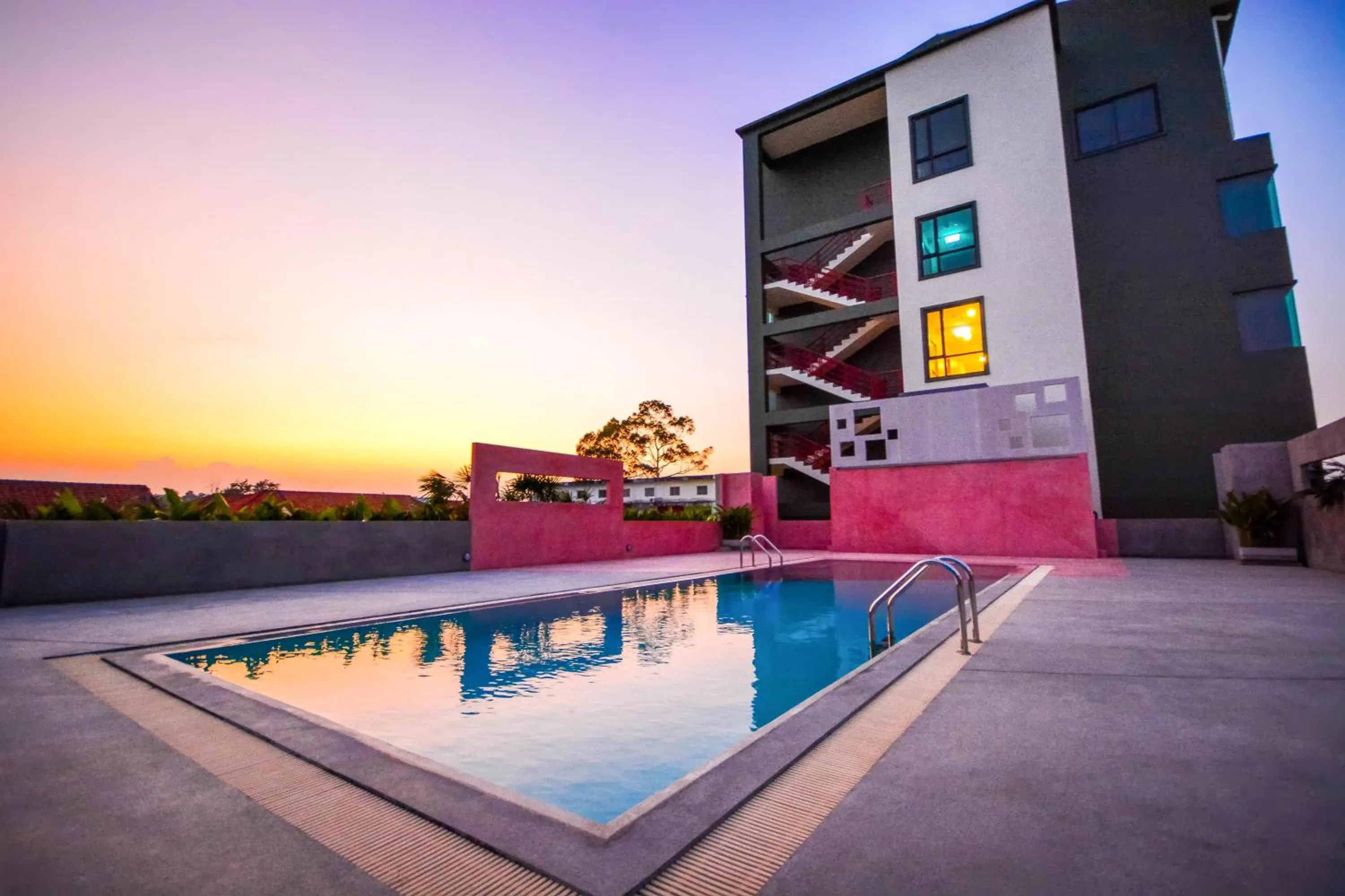 Swimming pool in Comet Hotel Surat Thani
