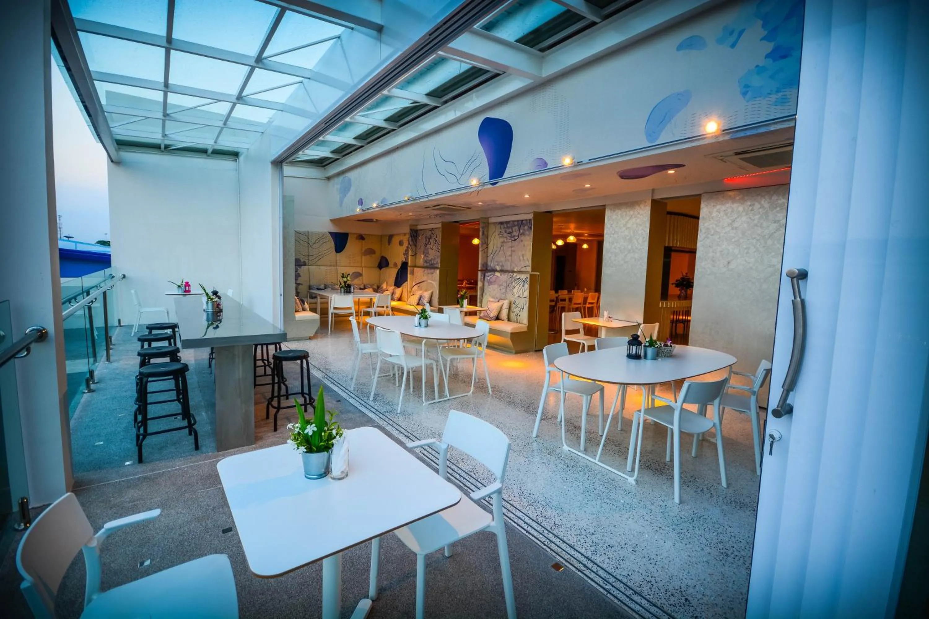 Restaurant/places to eat in Comet Hotel Surat Thani