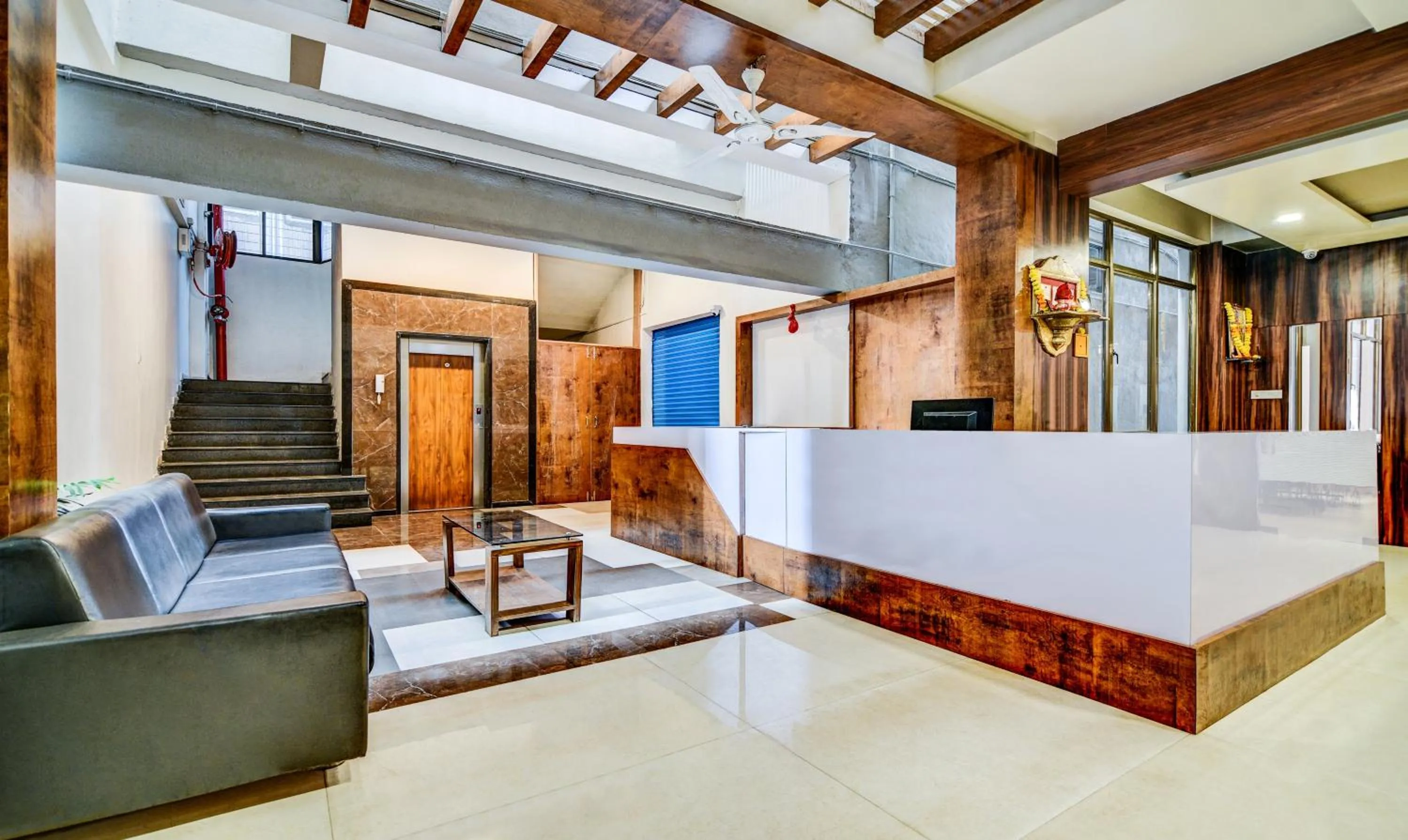 Lobby or reception in Treebo Shree Sai Suites - 2km from Mahalaxmi Temple