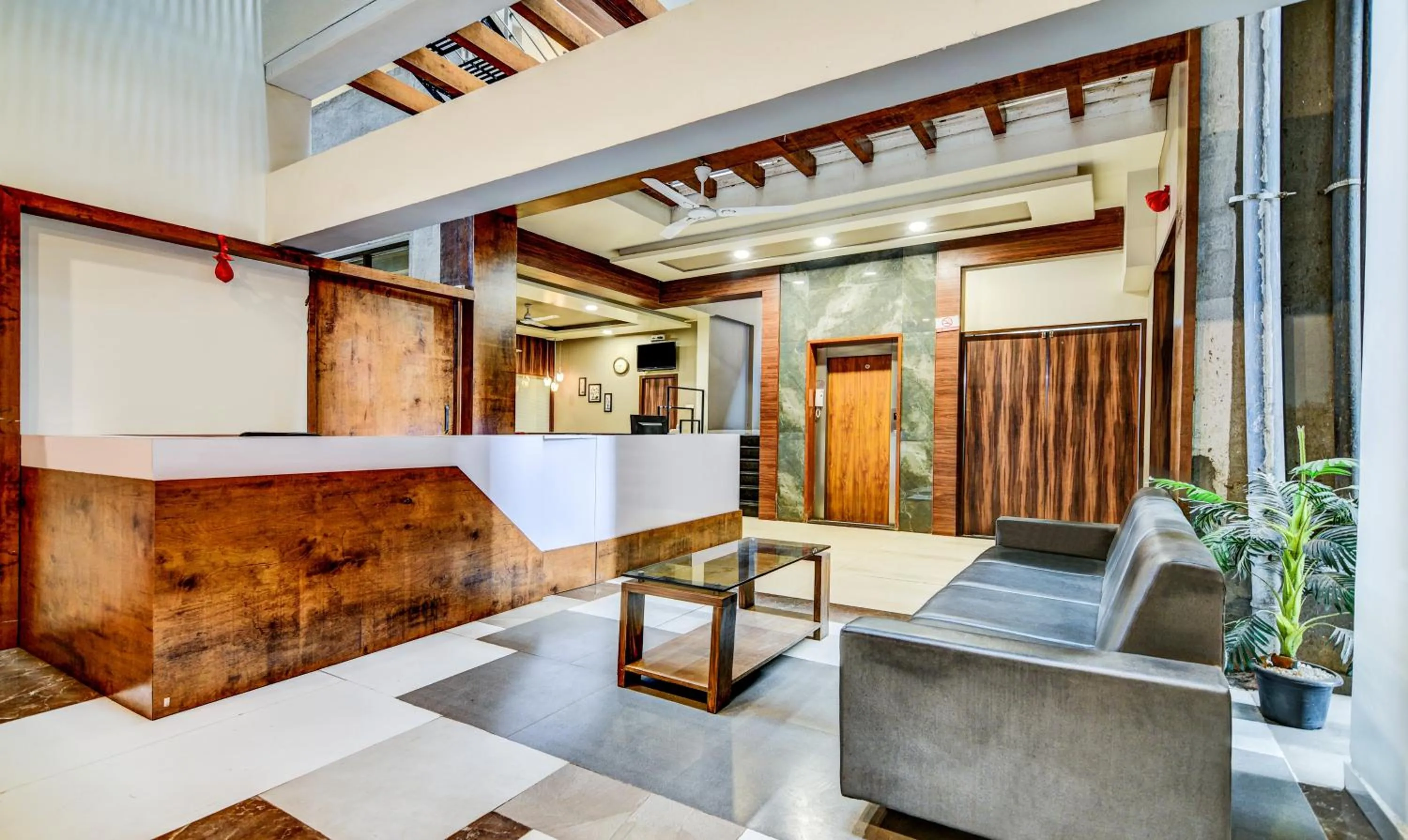 Lobby or reception in Treebo Shree Sai Suites - 2km from Mahalaxmi Temple