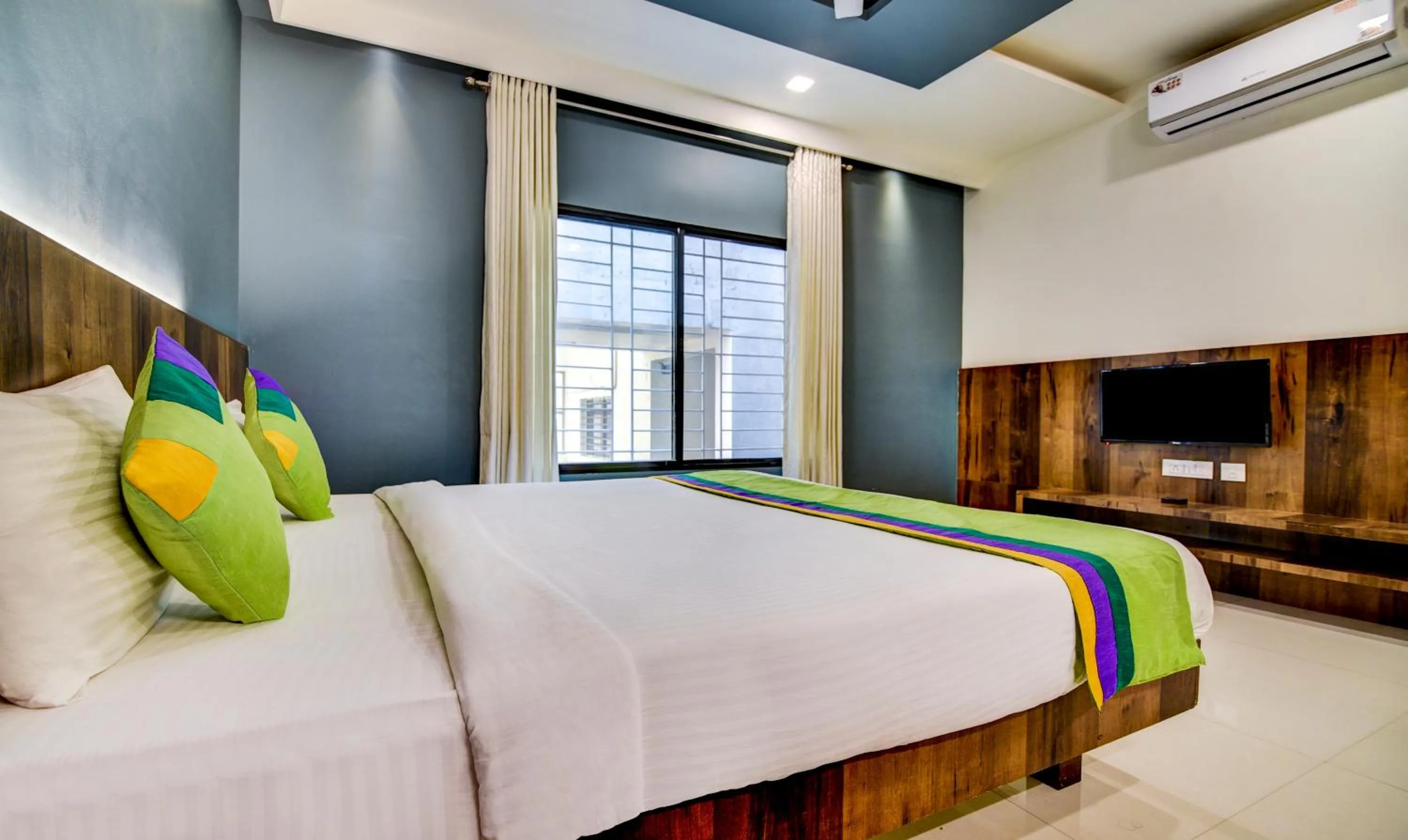 Bedroom, Bed in Treebo Shree Sai Suites - 2km from Mahalaxmi Temple