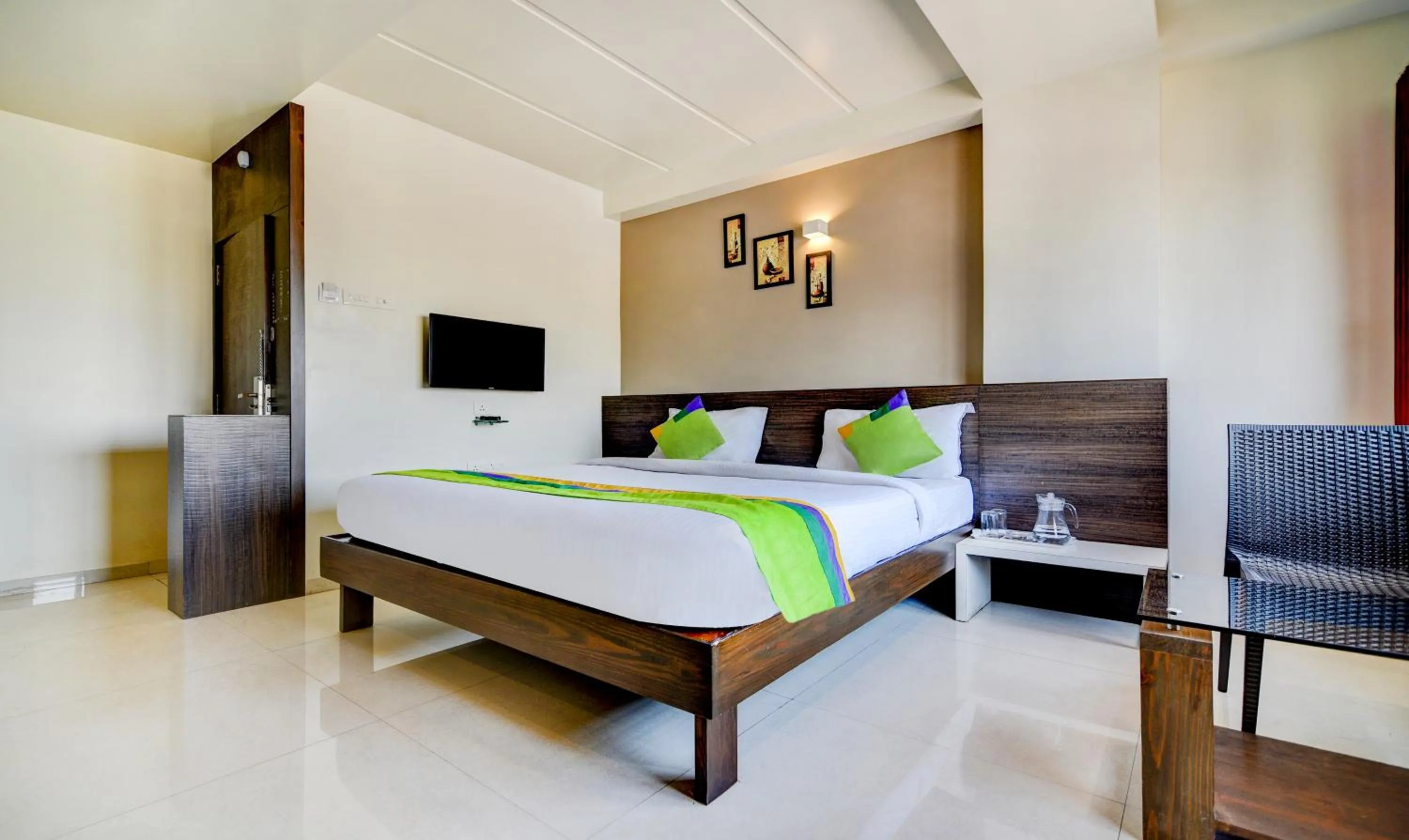 Bedroom, Bed in Treebo Shree Sai Suites - 2km from Mahalaxmi Temple