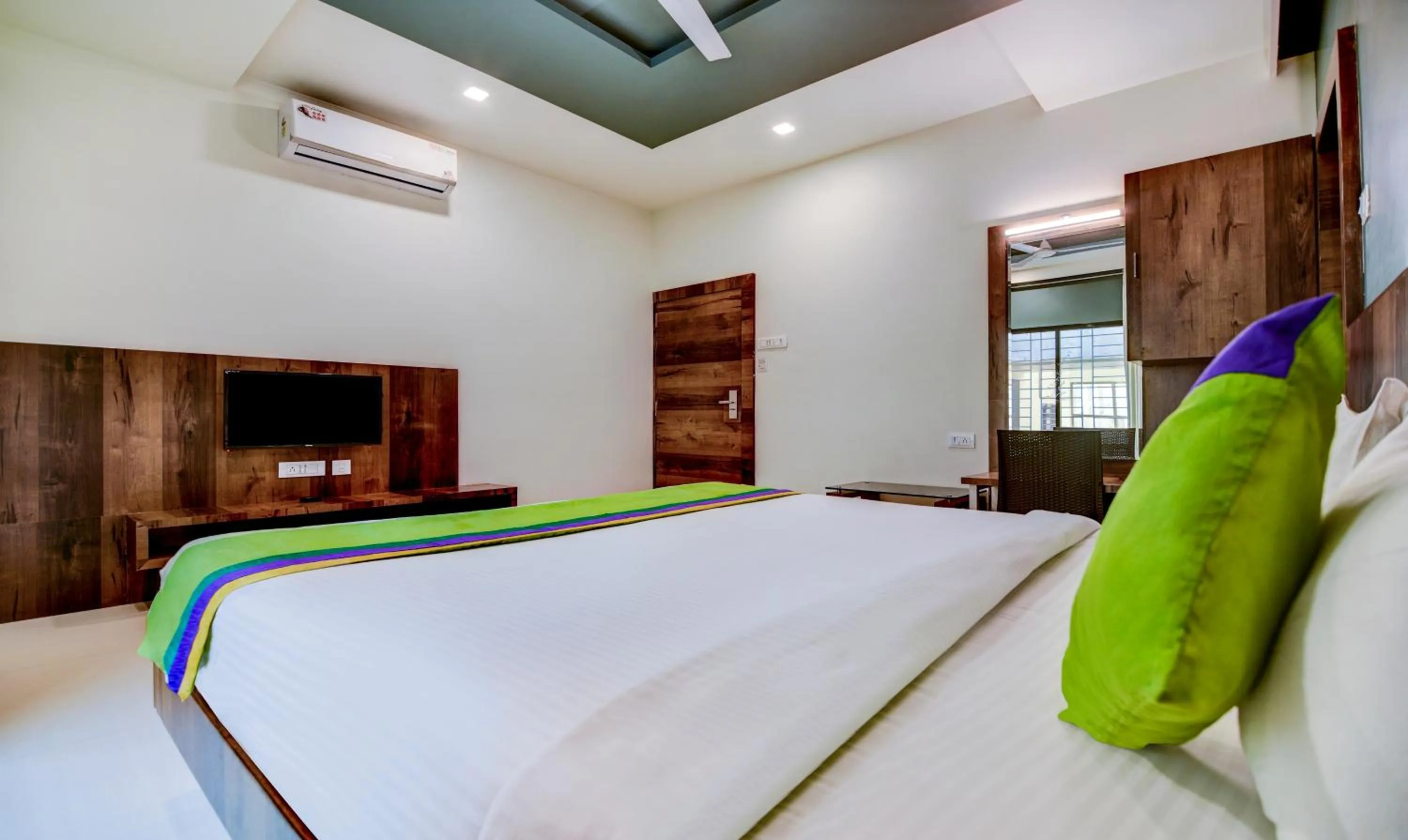 Bedroom, Bed in Treebo Shree Sai Suites - 2km from Mahalaxmi Temple