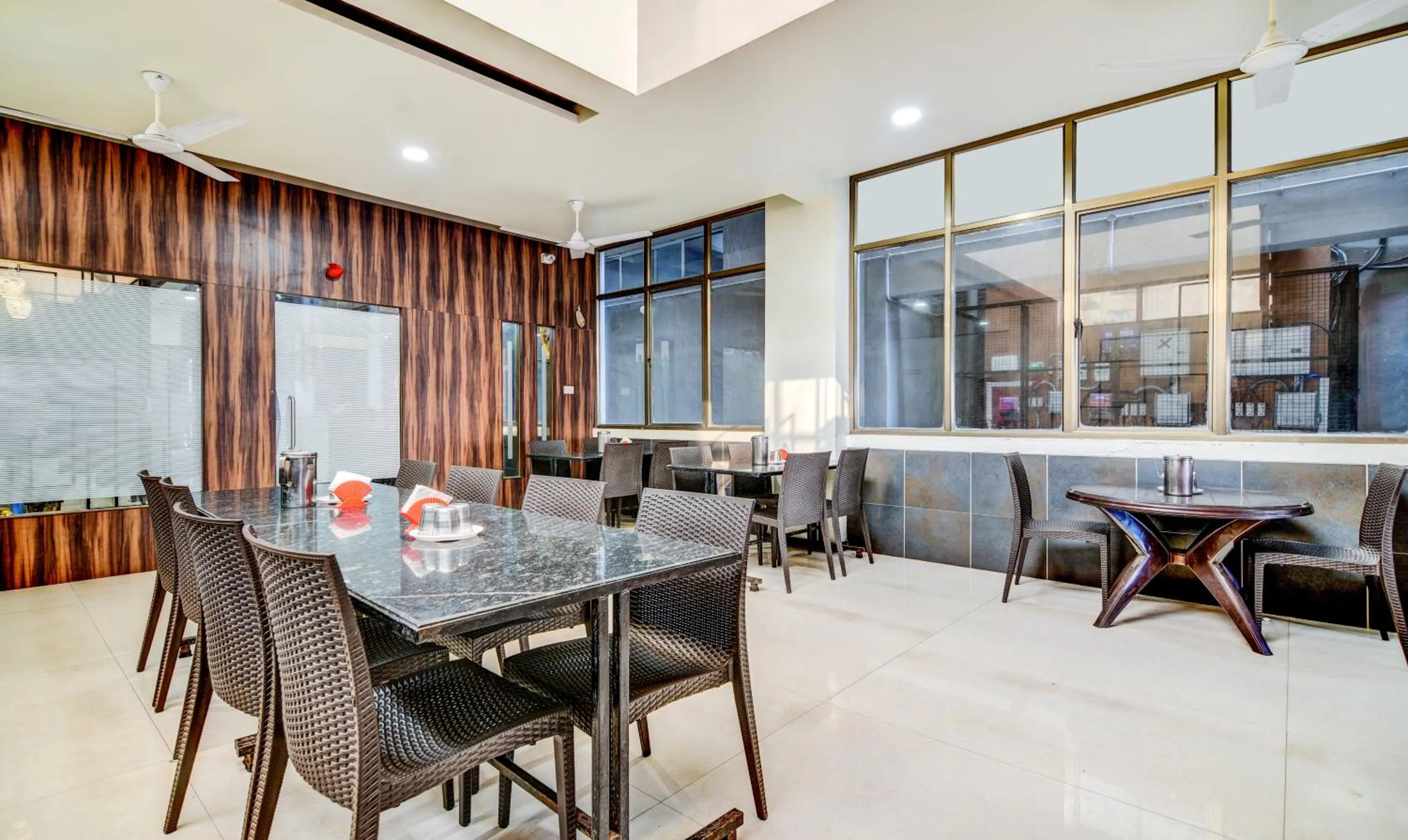 Restaurant/places to eat in Treebo Shree Sai Suites - 2km from Mahalaxmi Temple