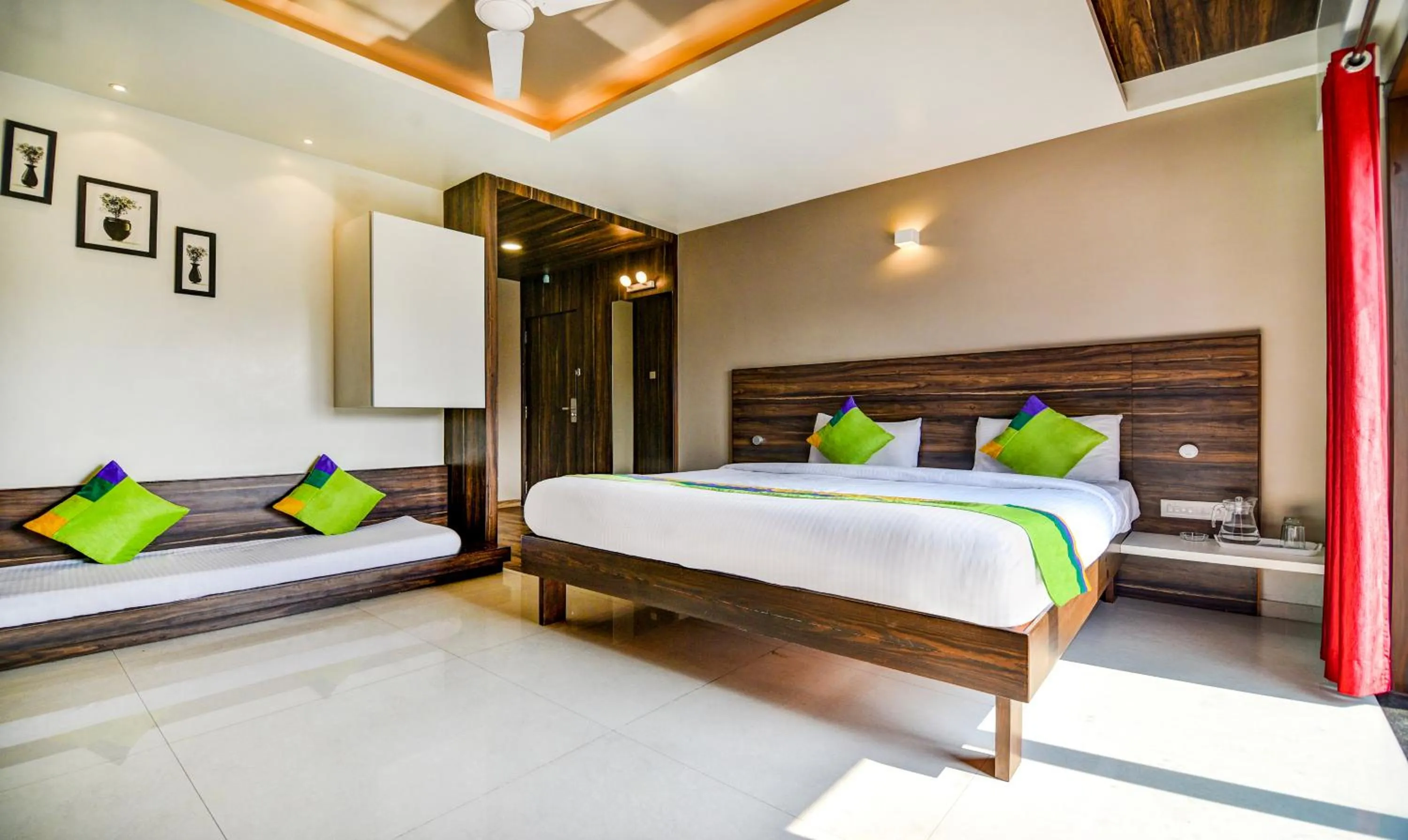 Bedroom, Bed in Treebo Shree Sai Suites - 2km from Mahalaxmi Temple
