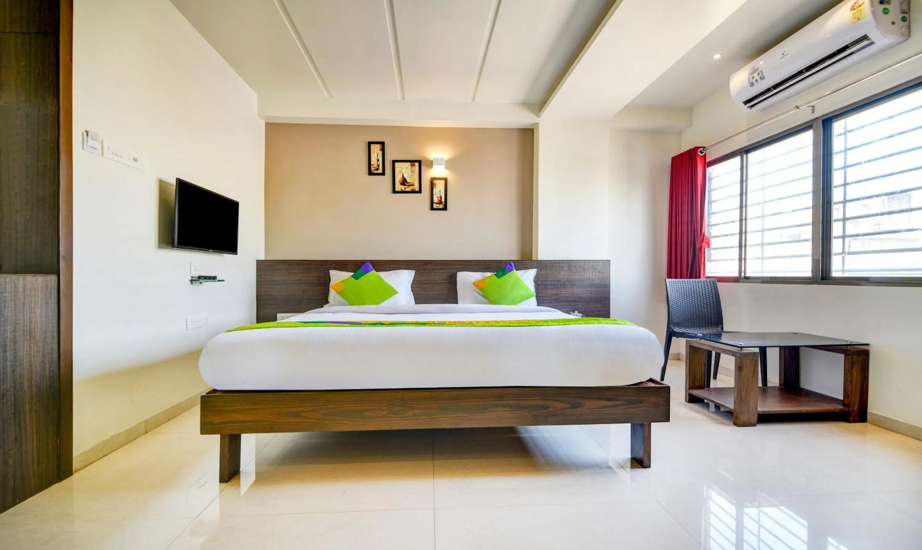 Bedroom, Bed in Treebo Shree Sai Suites - 2km from Mahalaxmi Temple
