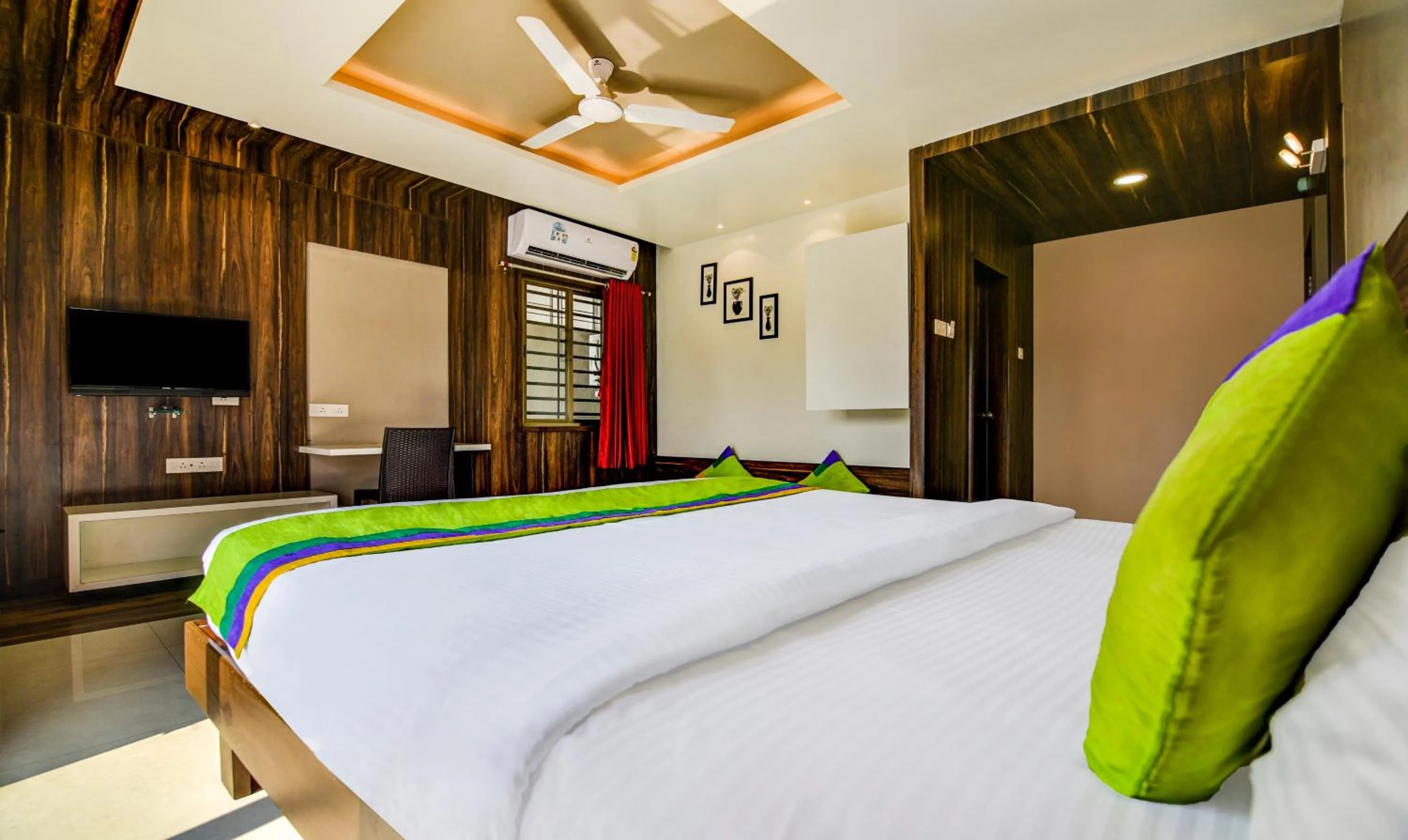 Bedroom, Bed in Treebo Shree Sai Suites - 2km from Mahalaxmi Temple