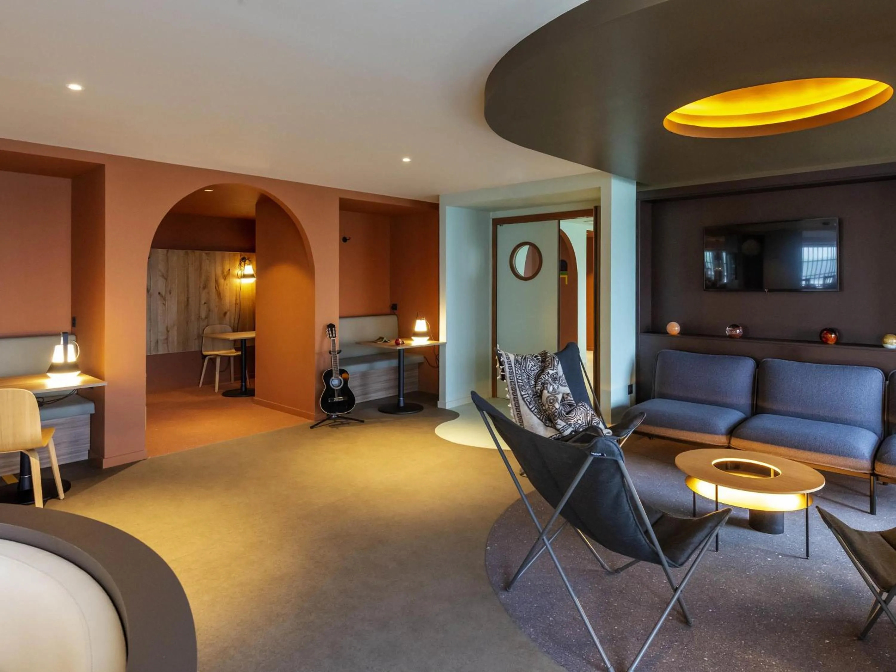 Lounge or bar in IBIS STYLES Rouen Parc Expos Zenith